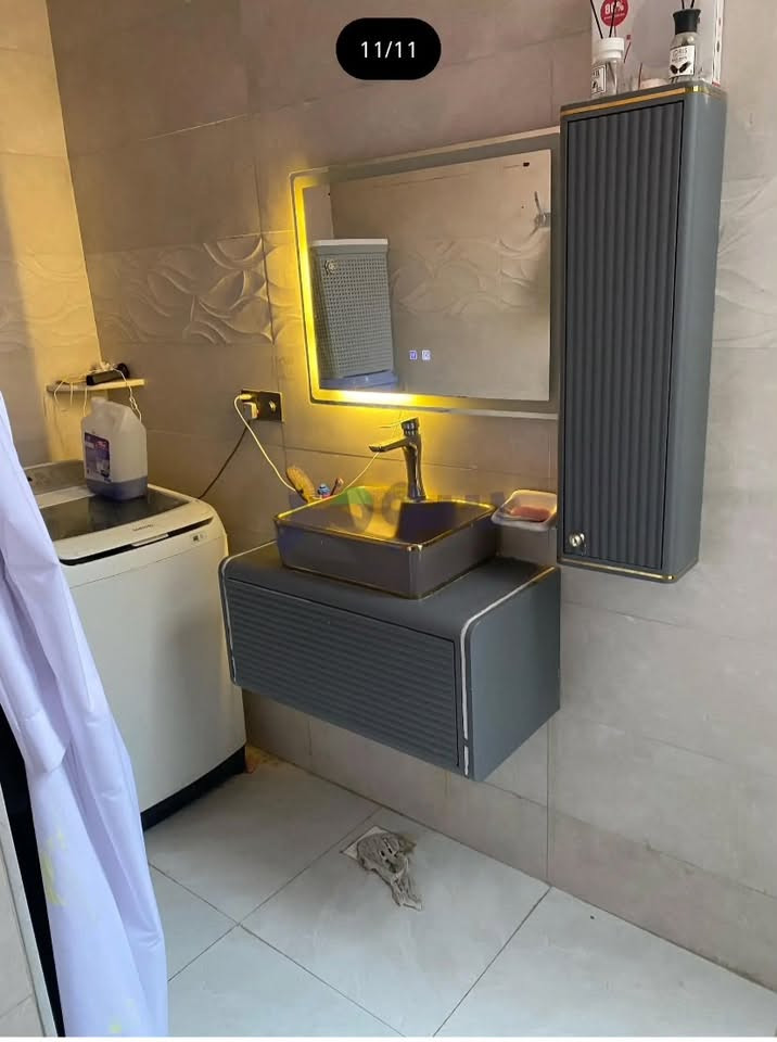 البيت للبيع  القبلة حي المهندسين المربع الذهبي
📍 الموقع: قرب سوق العكيلي
📐 المساحة: 150م
🏢 طابقين

🔹 الطابق الأرضي:
• غرفة
• استقبال
• صالة كبيرة
• مجمع صحيات
• مكان للغسالة
• مناور
• مطبخ
• حمام خارجي
• حديقة

🔹 الطابق الأول:
• 3 غرف
• صالة كبيرة
• مطبخ
• حمام
• بيتونة كبيرة

💰 البيت عليه قرض إسكان
• مبلغ القرض: 62 مليون
• المسدد: 12 مليون
• المتبقي: 50 مليون
• القسط الشهري: 275 ألف

👤 إذا كنت موظف، تگدر تغيّر الكفيل او تجيب كفيل وتغيره بالاسكان ويتحول الطابو بااسم المشتري ويكون التسديد عليك، وينخصم مبلغ القرض من سعر البيت.
واذا تريد تنطي المبلغ كامل واحنه نسدده القرض ويتحول البيت بأسم المشتري
للأستفسار  عبر رقم الهاتف او واتساب 
***********

نص مكتوب في الصور:
- 3/11
- 9/11
- 10/11
- 11/11
- 7/11 سومر