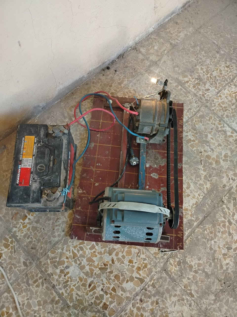 السلام عليكم شاحنه مال باتريات انواع الباتريات للبيع نظيفه جدا  الدينامو الماني والماطور مال مبرده سرعتين و ما تصرف كهرباء امبير ونص *********** انته قيم سعره واخذها ما يرضى الله
