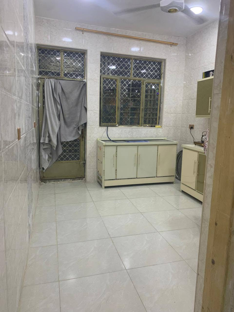 الدار البيع المساحه ١٠٠متر مربع الواجه7 والنزال١٥ السريدات الجديده المربع الثالث شارع منصور طابق وآحد يحتاجله بيتونه وستاره الرقم ***********
