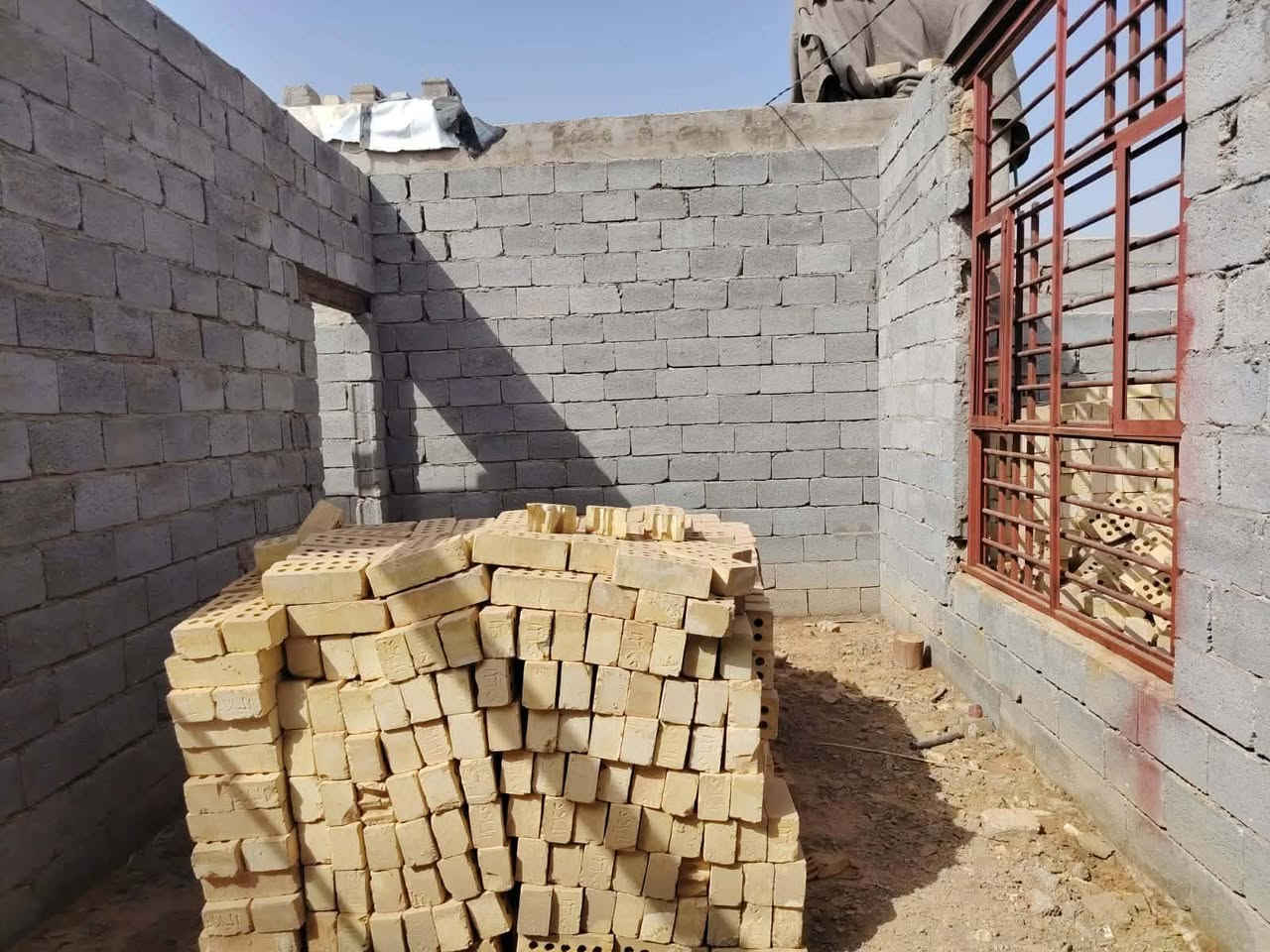 بيت هيكل للبيع المساحه الكليه 200 متر بناء بلوك ومن ضمن بيع لبيت طابوك وياه عدد 9000 طابوك جمهوري  متكون البيت من استقبال وغرفتين ومطبخ وصاله ومجمع صحيات // لبيت طابو زراعي سند 25 
الموقع شارع المعاره بالقرب من حسينية السجاد شارع البزل يبعد عن شارع العام 250متر //الاستفسار اكثر مراجعة مكتب المصداقيه او الإتصال على الرقم ***********
