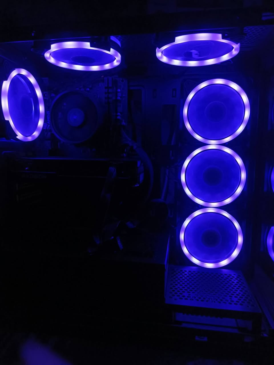 السلام عليكم 
Pc للبيع قطع كلها جديدة مع الكارتون الحاسبة كلشي ما بيها جديدة صارلها عندي 8 اشهر كلش حلوة للالعاب والمونتاج
المواصفات:
CPU: AMD Ryzen 5 5600
- Motherboard: MAXSUN Challenger B450M
- GPU: BIOSTAR AMD Radeon RX 7600 8GB
- RAM: KLEVV 16GB DDR4
- M.2: Lexar 1TB NVMe 
- PSU: FSP Hydro 700W
- Case: darkFlash DS900
- CPU Cooler: AMD Stock Cooler
- Monitor: AOC GMING 24G11E — 23.8", Fast IPS, 180Hz, 0.5ms, Adaptive Sync
حاسبة كاملة مع شاشة ويدة بي سي
السعر 1,250,000
للاستفسار ***********
