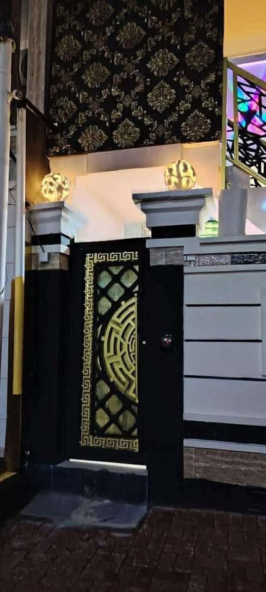 سلام عليكم شقه للإيجار
متكونه من مطبخ او صاله وغرفه نوم واستقبال ومنور و حمامات 
بناء جديد الشقه 
لعنوان لرمادي لخمسه كيلو حي زيتون 
السعر 300 او بيها مجال 
للاستفسار اتصال على لرقم / ***********
