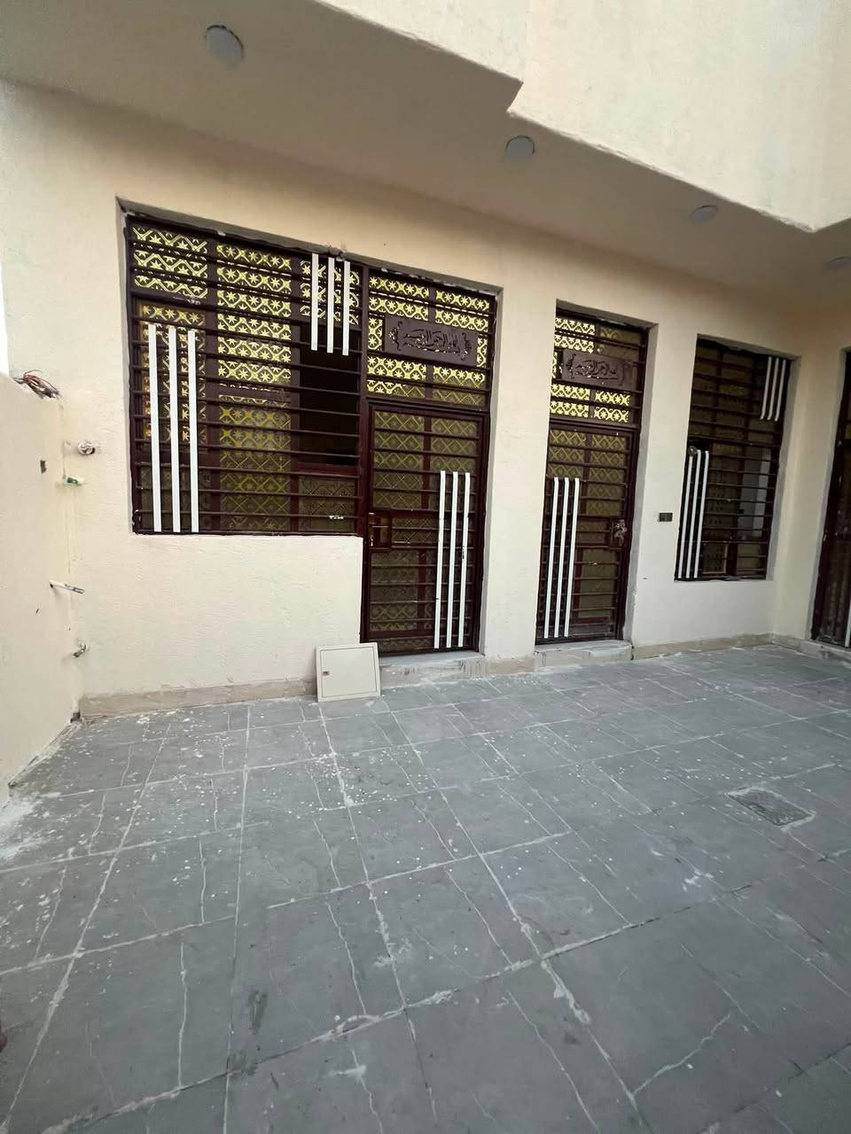 السلام عليكم بيت معروض للبيع المساحه 180متر البيت ركن على شارعين موقع البيت المجمع المقابيل مستشفى القاسم ع قرب أسواق المرتضى قريب على الشارع الرئيسي
الخريطه /استقبال وصاله ضيوف وصاله عائليه وغرف نوم عدد2ومطبخ وصحيات داخليه وخارجيه والبيتون على كبر الصاله 
البيت جاهز للسكن فارغ حالين للستفسار الاتصال على الأرقام ***********
***********
