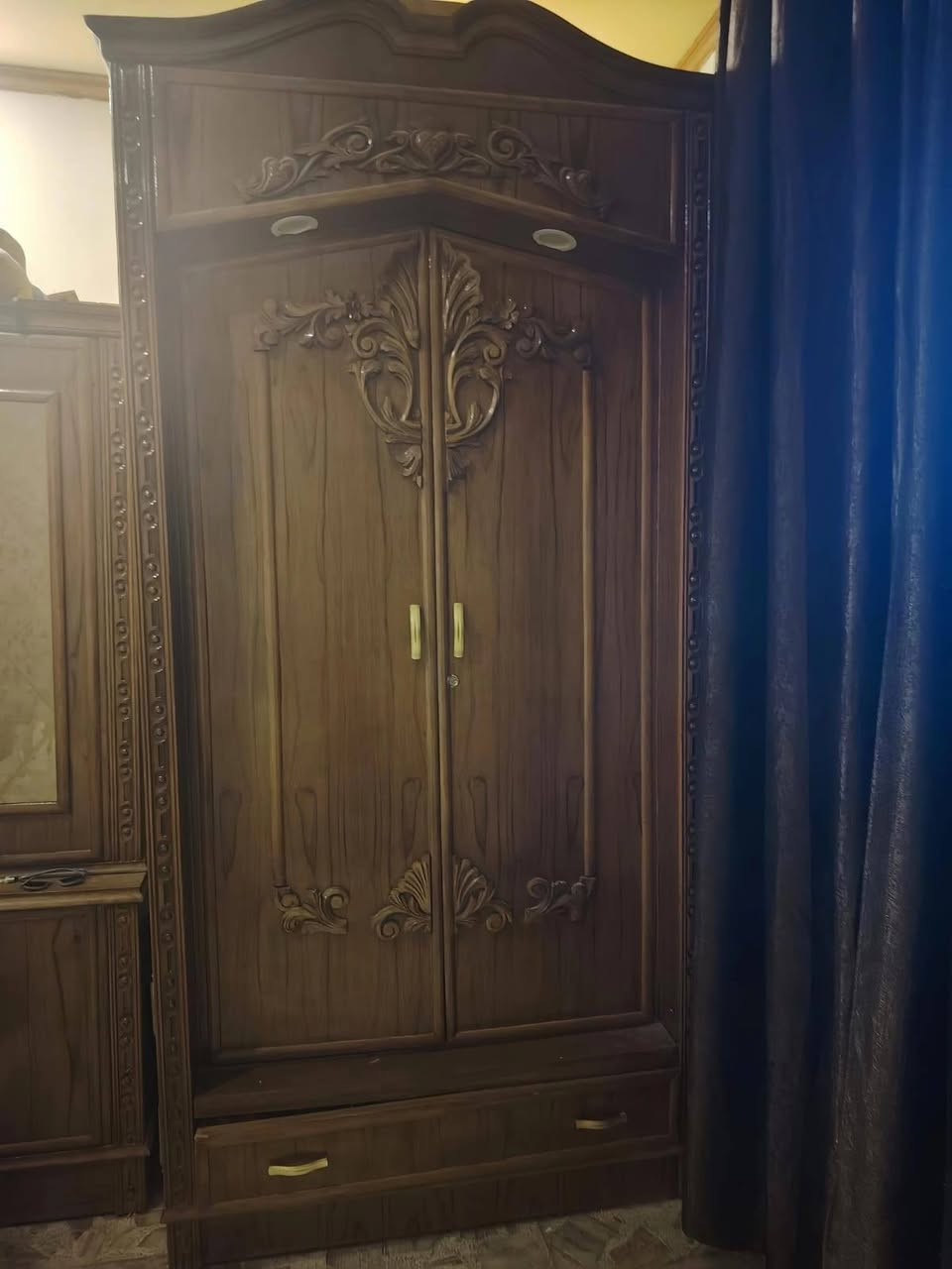 عندي هاي الغرفة ام المسرح تفصال 6 بوب نضيفه جدا ماخذذيها ب2 و700 ورايدينها ب1 وربع وبيها مجال
مكان بغداد ***********
