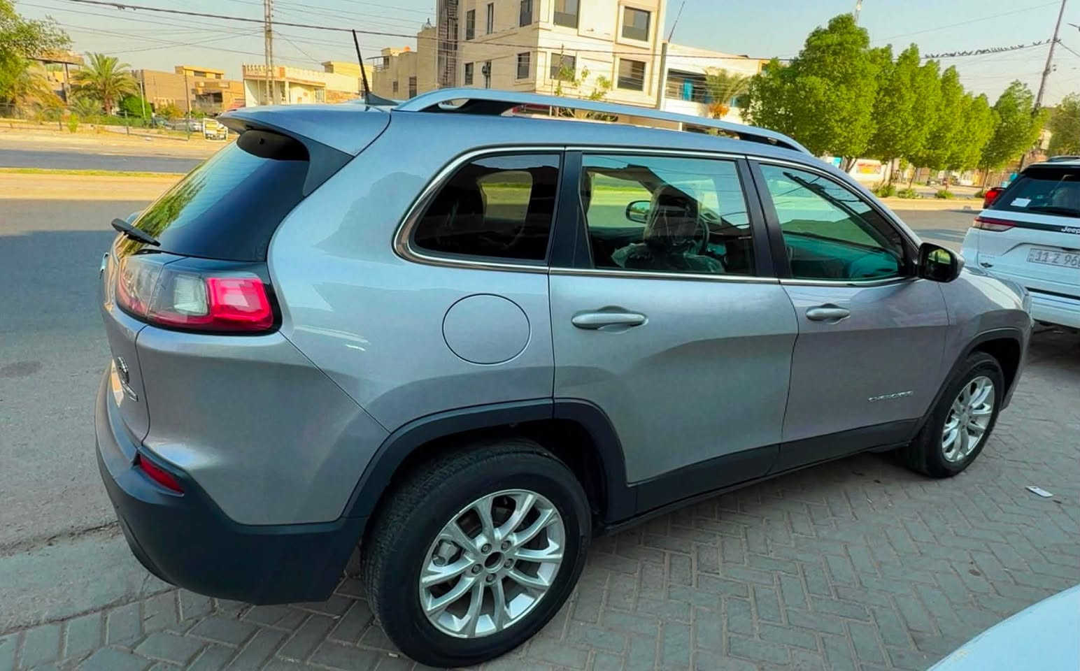 ســـلام عـلـيـكـم
سيارة : jeep Cherokee 
موديل السيارة : 2019
نوع الصنع : وارد امريكي 🇺🇸
مكان السيارة : بغداد
ممشى السيارة : 127000km
⚙️:محرك السيارة بحجم 2400cc و ناقل الحركة 9 سرعات 
المحرك و ناقل الحركة مكفولات ✅
رقم بغداد انكليزي
🛑مـواصـفـات🛑

1- كاميرا خلفية 
2- شاشة 
3- Apple car play &Android Auto 
4-كراسي مخمل
5- سايد بريك كهربائي  
6- تحكمات ستيرن 
وباقي المواصفات معروفة بفئة (latitude)

🎦 صور الحادث مرفقة في المنشور 
يوجد فيها باب فقط صبغ
السعر:135 وبيها مجال 🤍
الرقم : ***********

