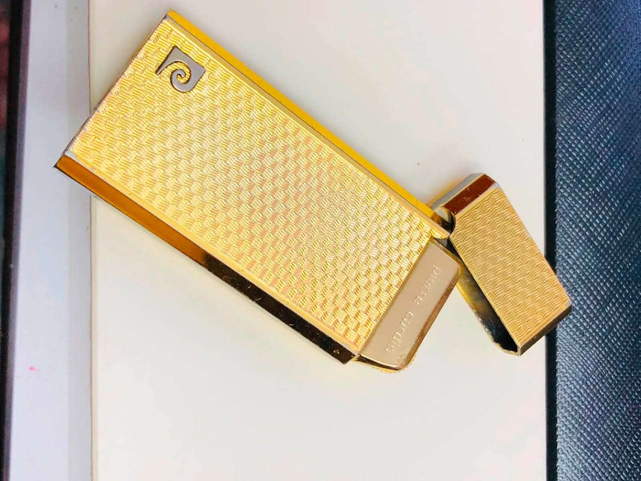 قداحة بيير كاردان ( Pierre Cardin)
من مجموعة دار الأزياء الفرنسية الشهيرة 
تغليف ذهب 20 مايكرو 
غاز - حجر - نقشة من النوادر 
لوك غير مستعملة مع العلبة الأصلية 
للاتصال ***********
