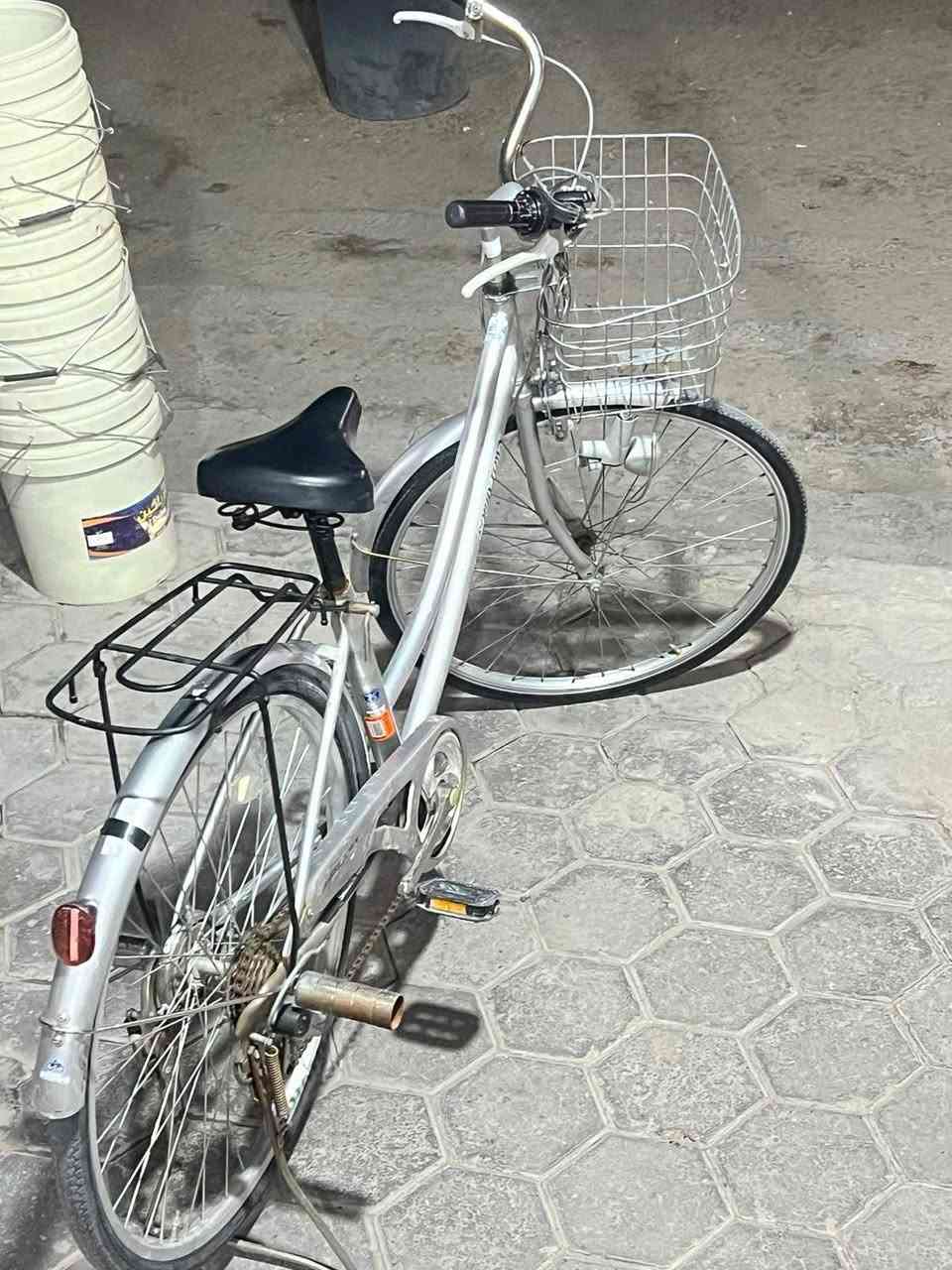 سلام عليكم باسكل للبيع بطه حجم 26 ياباني سبع مكاين سله داينمو باسكل نضيف وجاهز السعر 100 وبي مجال لشراي المكان النجف الاشرف حي القادسيه للستفسار ***********
