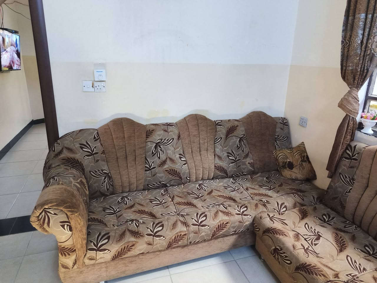 تخم للبيع نضافه فول الخشب عراقي باب اول ويجي 6قطع مع الزاويه
السعر 350و بي مجال 
الموقع موصل حي الشيماء 
تواصل واتساب فقط ***********
