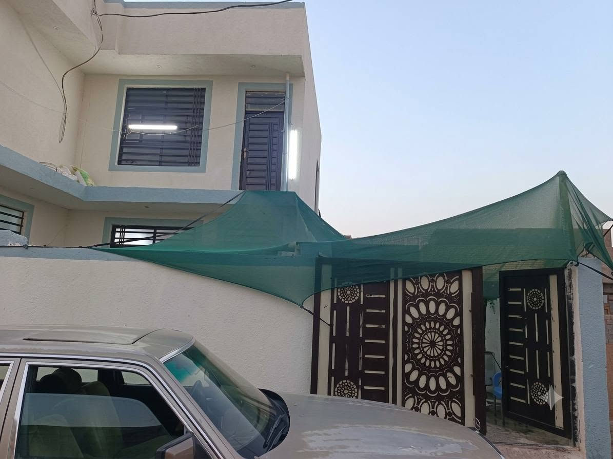 سلام عليكم بيت المساحة 300 طابو صرف زراعي بناء حديث 
طابقين الطابق الثاني استقبال ثمانية في خمسه صالة خمسه في سته غرفة خمسه في أربعة الطابق الثاني صالة خمسه في سته غرفة خمسه في سته غرفة خمسه في أربعة الطابق الثالث غرفة خمسه في أربعة يبعد عن الشارع الخدمي والسريع 500امتار قرب مخازن بيت مرجان قرب حي الجزائر تلاث دقائق التلفون ***********
