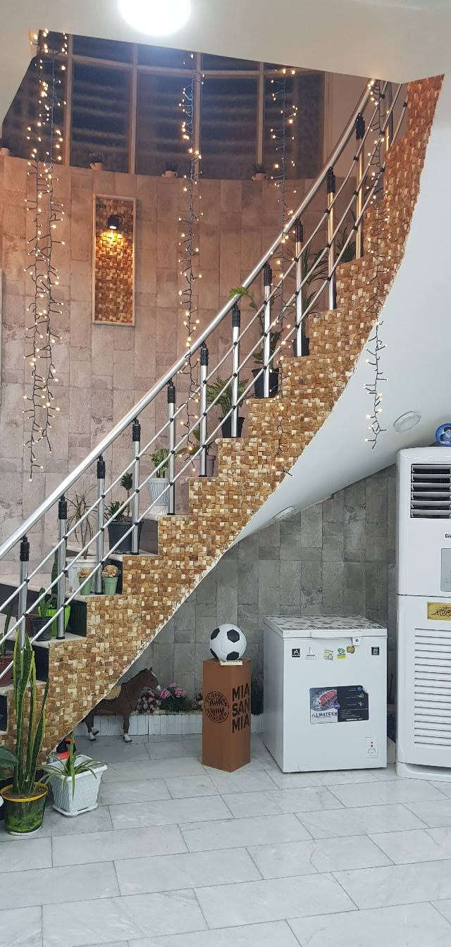 سلام عليكم بيت للبيع  
السعر  145 
معرفه التفاصيل جميعها  اتصل ***********

نص مكتوب في الصور:
- منزل 🏠 للبيع ( زراعي سند 25 ) ((( البيت له شارع امامي و خلفي ))) طابق واحد + الثاني مجهز له 1_ مساحه 270 متر 2_ كراج سعه سيارتين 3_ صحيات خارجيه 4_ حديقه جاهزه كبيره 5_ مطبخ و مدخل الى استقبال 6_ صاله و غرفتين و منور 2 و صحيات سويت 7_ (( خدمات نقص _ مجاري و تبليط واصل العمل خلف البيت )) 8_ سبتتنك مجاري بسعه الكراج 9_ سطحين كاملات مطبك شتايكر 10_ بناء حديث منذ سنتين عنوان // حي الجمعية شارع حبيب بن مظاهر الاسدي