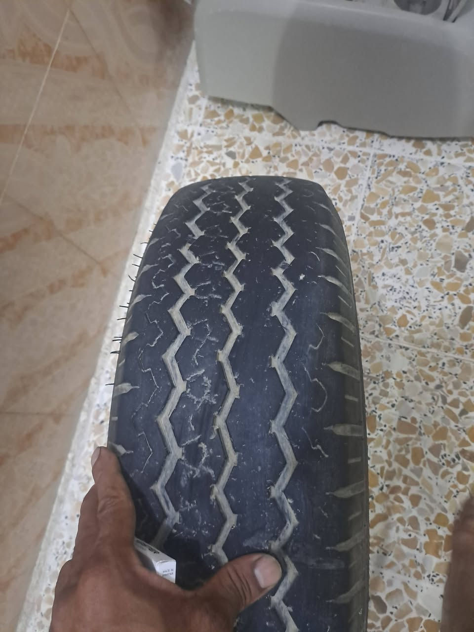 غراض جنبي سبير هوه وتايره ٤٠ وجكمجه ٣٠ والكلج ٢٠ الكلج جديد ما شاده يشهد الله مكاني بابل مركز مدينه 
***********
