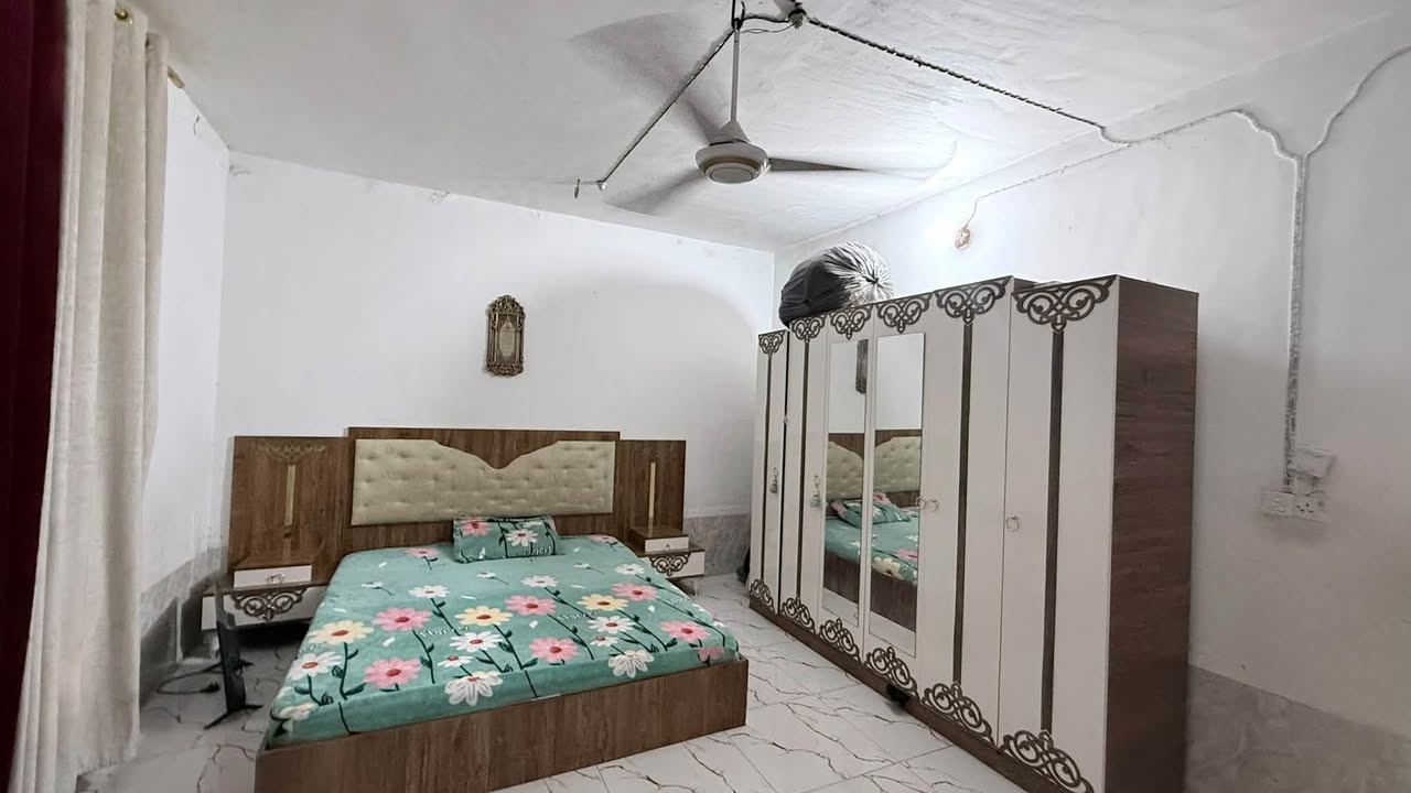 السلام عليكم عقاررر للبيع 

الموقع قرب العلويه شريفه بنت الحسن ع
في منطقة بي ساله  يحتوي على استقبال 5*7
ومطبخ4*5وصاله 9*5وغرفه 5*6والغرفه الثانيه 4*5
الخدمات ماء وكهرباء والمدارس قريبه
طابو زراعي سند 25
مساحه البناء ٢٠٠والمساحه الكليه ٤٢٥
للستفسار خاص او على رقم ***********

