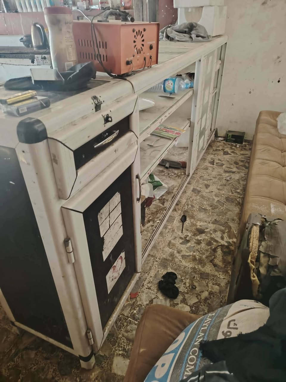ميز طول 3 أمتار ارتفاع متر 
للبيع سعر 60 الف بي مجال قليل 
مكاني دوميز قرب جمعيه 
اتصال ‏‪***********‬‏
