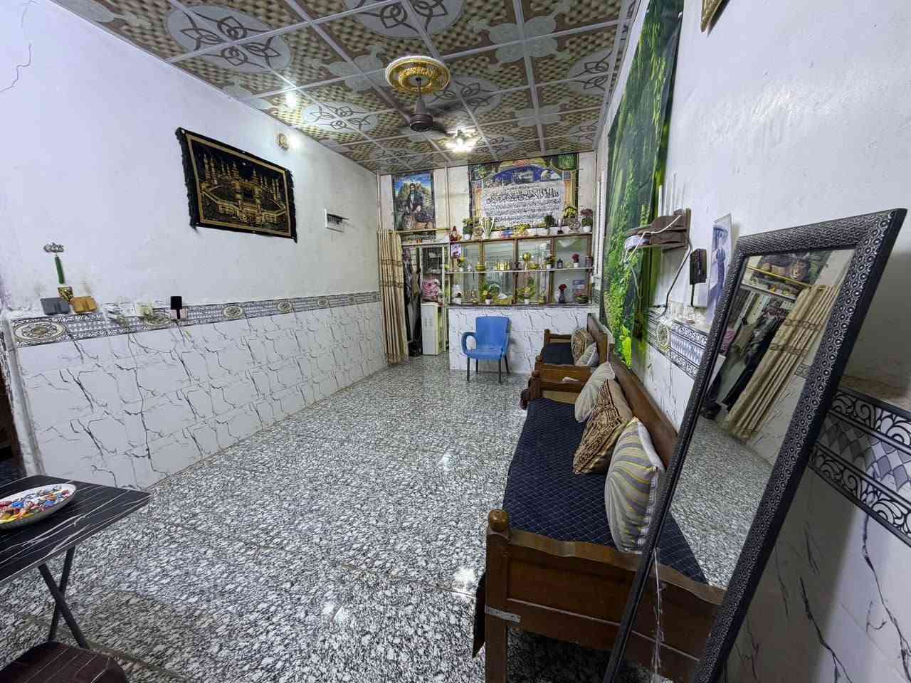 السلام عليكم بيت للبيع بحي سكينه مساحت البيت 200متر 
يحتوي علئ غرفه 5×4
وغرفه 5×3ونص البيت مجهز من كلشي وهول 5×3ونص
والمضيف 6×3ونص
والمطبخ 4×3ونص 
ويحتوي علئ طارمه 10متر 
الستفسار علئ رقم ***********
