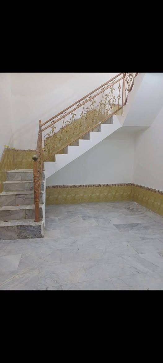بيت ١٥٠م طابق واحد يحتوي على غرفتين في الطابق الارضي وغرفة ع السطح استقبال 3.5*7 صحيات عدد 2 للأستفسار مراسلة على الصفحة او الاتصال على رقم *********** العنوان الاسكان الصناعي دور الثمانيه قريب على الجسر الجديد
