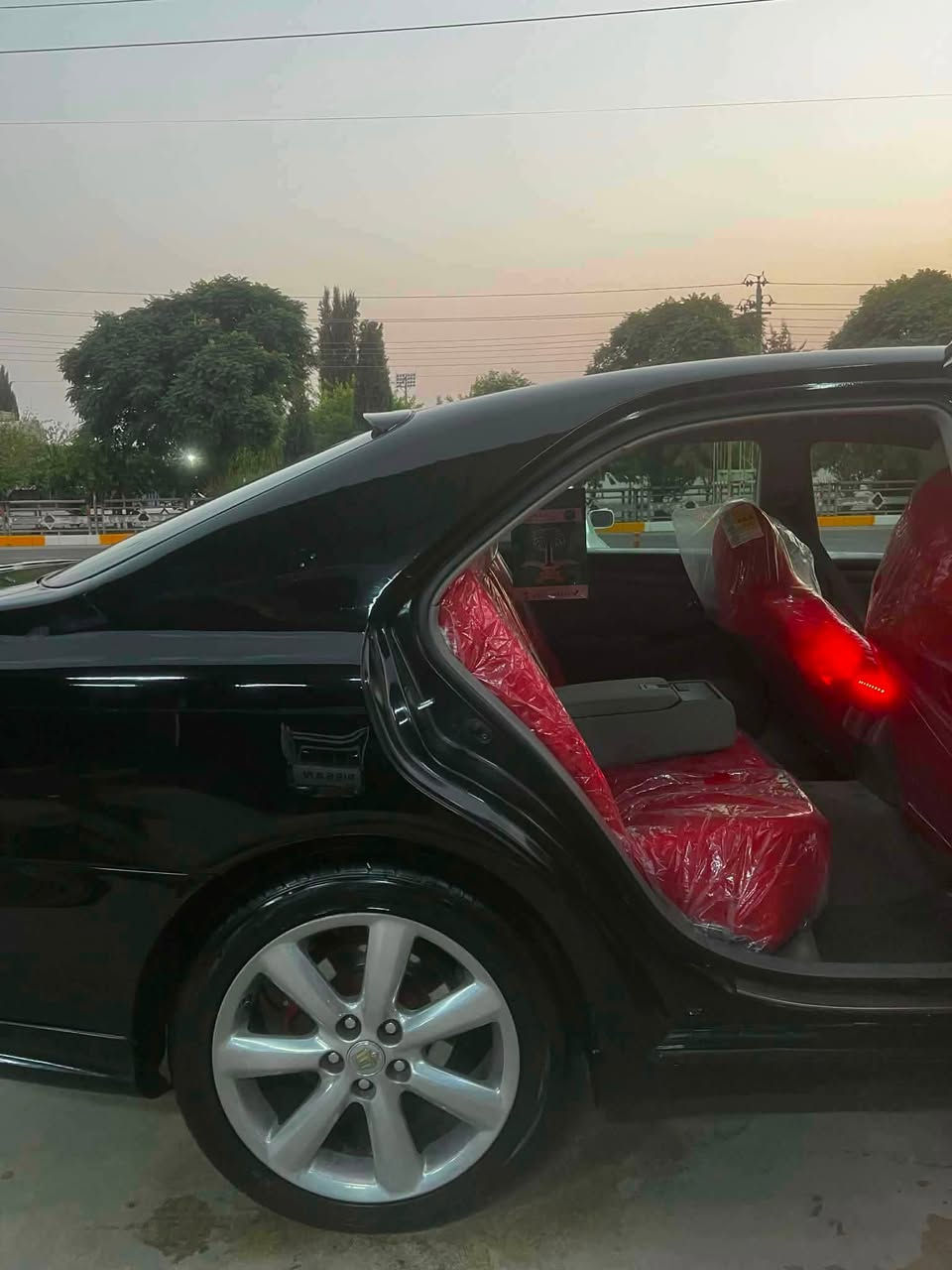 شاهینە موس 182 دوو دوگمە  کۆد دار  بۆ فڕۆشتن سەیارەکە کامل مەسرەفە یەک دینار مەسرەفی نیە. 182 بێ دووکەڵە ڕۆنی گێڕ و مەکینە گۆڕاوە چوار تایەی لۆکی لەژێرایە ویل دینگەی ئیستیل لۆک بلوتوزی بیلادی بۆدانراوە  سەیارەکەگێڕ ومەکینە و تەقەو ڕەقەو دەعموو لێدرسو کەڤەر گۆڕاو ڕەقەم شانسی و داروو بەردی بەشەرت شفتەی مەعرەز نیە تێر مەسرەفە  نرخی 59$شوێن دەربەنیدخان *********** ئەدمین❤️
