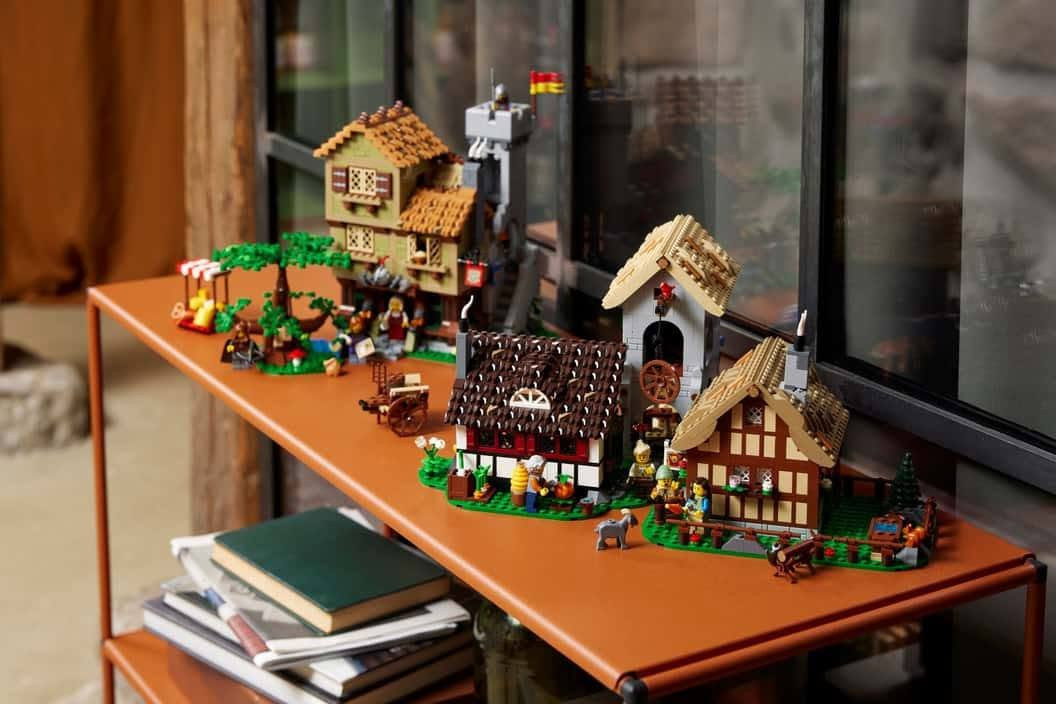 🏰🔥 LEGO Icons Medieval Town Square 10332

مجسم ساحة بلدة من العصور الوسطى بتفاصيل ريفية وتاريخية مميزة، مثالي للتركيب والعرض 🧩✨

▪️ عدد القطع: 3,304 قطعة
▪️ 5 مبانٍ: المزرعة، مصنع الجبن، نزل الفؤوس المكسورة، ورشة الحدادة وبرج المراقبة
▪️ 8 شخصيات مصغرة + الماعز الرمادي وحيوانات أخرى 🐐
▪️ قطع جديدة ومغلفة + كتالوج تركيب مفصل
▪️ بدون كرتونة خارجية

📏 القياسات بعد التركيب:
▫️ الطول: 39 سم
▫️ العرض: 30 سم
▫️ الارتفاع: 25 سم

💰 السعر: 55,000 الف فقط 🔥
📞 للطلب: ***********
رابط قناة التليكرام 
https://t.me/alshmari97
الكمية خير من الله
