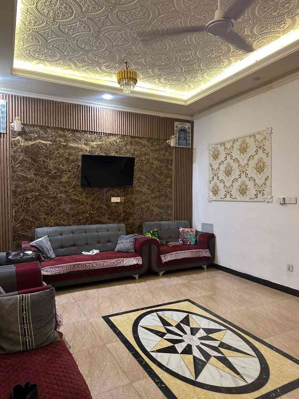 بيت للبيع
مساحة 250m 
يحتوي على 5 غرف نوم كبيرة بالإضافة إلى استقبال ومطبخ وصالة عدد2 ومجمع صحيات عدد 3
نقص البيت واجهة خارجية فقط 
العنوان حي الزيتون 
للإستفسار والسعر  الاتصال على ***********
