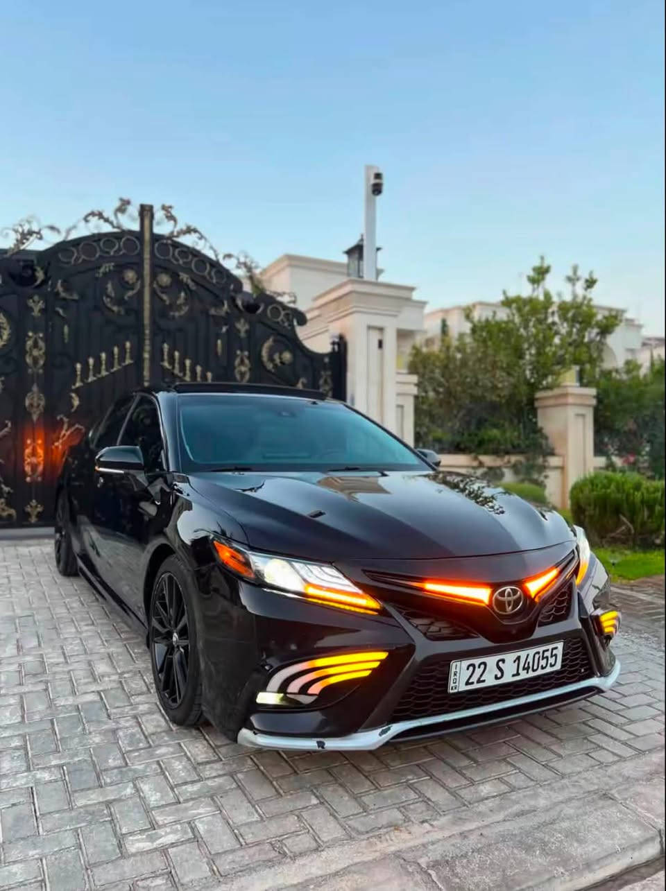 كامري 2023 (V6) "XLE plus" 🖤
للتواصل والاستفسار (نور : ***********)
موقع السيارة اربيل معرض منذر الدليمي 1️⃣.
المواصفات ⬇️.

• محرك V6 سعة 3.5 لتر "محرك افلون"
• جنوط رياضية قياس 19 إنش
• سقف بانوراما كهربائي
• مصابيح LED أمامية وخلفية
• إنارة نهارية LED
• كشافات ضباب LED
• شبك XSE رياضي باللون الأسود
• جناح خلفي رياضي
• عادم مزدوج
• مرايا كهربائية مع طي وتدفئة
• فتح الشنطة كهربائياً
• دخول ذكي بدون مفتاح
• تشغيل المحرك بالبصمة
• حساسات أمامية وخلفية
• رادار أمامي
• كاميرا 360° (5 كاميرات)
• مراقبة النقطة العمياء (Blind Spot)
• تنبيه حركة المرور الخلفية (RCTA)

المواصفات الداخلية:
• مقاعد جلد رياضية
• مقعد السائق تحكم كهربائي مع حفظ الذاكرة
• مقعد الراكب تحكم كهربائي
• تدفئة وتهوية للمقاعد الأمامية
• مقود جلد متعدد الوظائف
• شيفتات خلف المقود (Paddle Shifters)
• شاشة معلومات وترفيه كبيرة
• شاشة عدادات رقمية
• عرض المعلومات على الزجاج الأمامي (Head-Up Display)
• شاحن لاسلكي
• Apple CarPlay
• Android Auto
• نظام صوت JBL Premium
• تكييف أوتوماتيك ثنائي المناطق
• إضاءة داخلية Ambient Light
• منافذ USB وType-C
• فرامل يد إلكترونية مع Auto Hold

أنظمة الأمان:
• مثبت سرعة راداري
• المحافظة على المسار
• تحذير مغادرة المسار
• مكابح طوارئ أوتوماتيكية
• قراءة إشارات المرور
• 10 وسائد هوائية
• نظام الثبات الإلكتروني
• مانع الانزلاق
