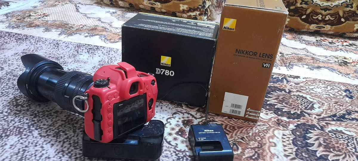 للبيع كامرا نيكون D780 كامله مع عدسه ٢٨ -٣٠٠ نظيفه جدا ماعدا فطر بالشاشة بس كلشي شغال حتى اللمس مع كل غراضهه 
اتصال ***********
