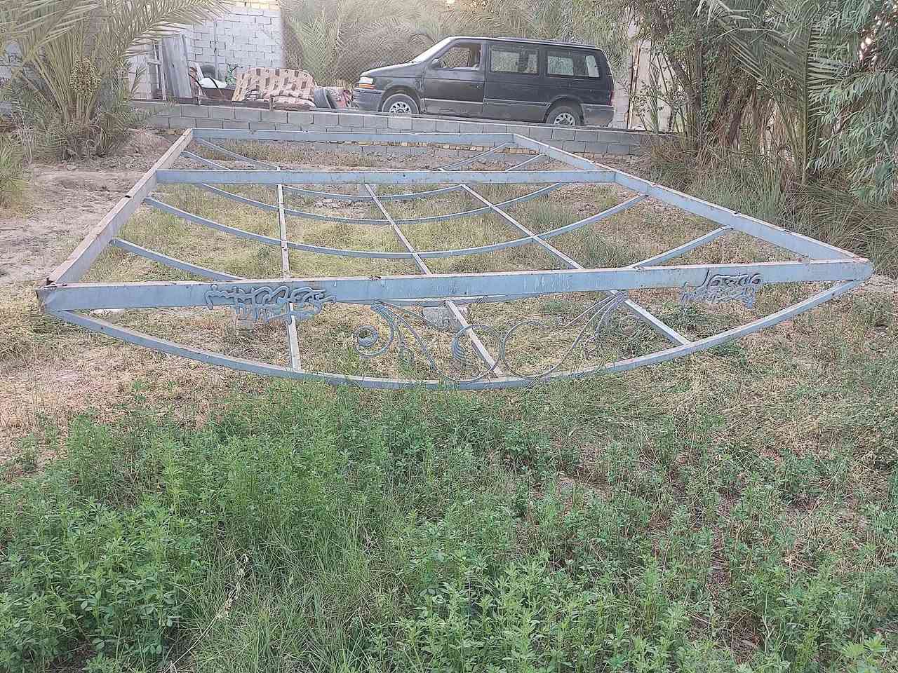 سقفيه شخاطه حديد ثقيل 
العرض 4 متر 
الطول 7 متر 
مكاني الديوانية 
السعر 300 و بيها مجال 
رقمي ***********
