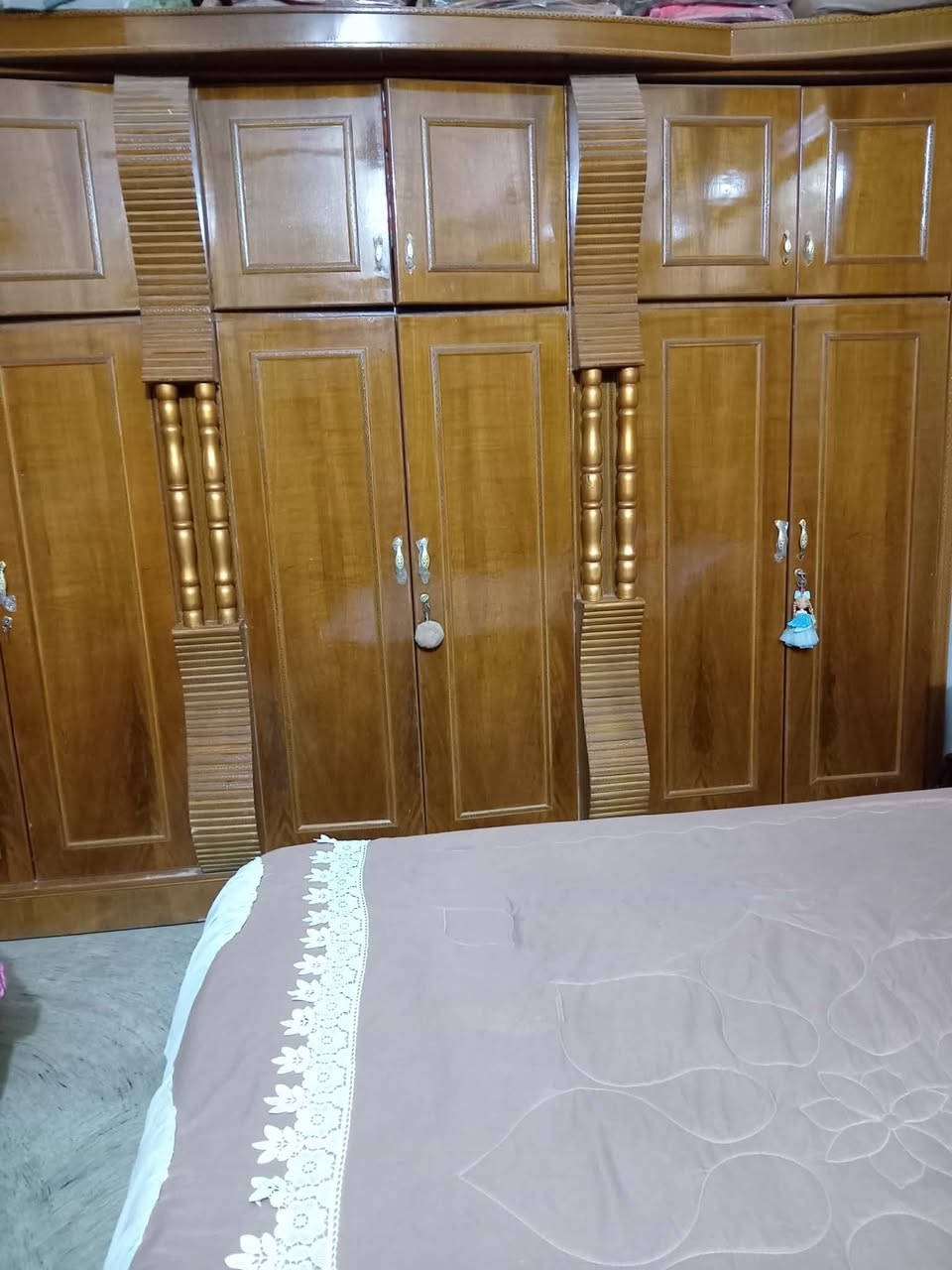 قرفه خشب للبيع بعدهه جديده سعر ٩٠٠ قفل البوفيه ١٥٠ رقم التواصل ***********
