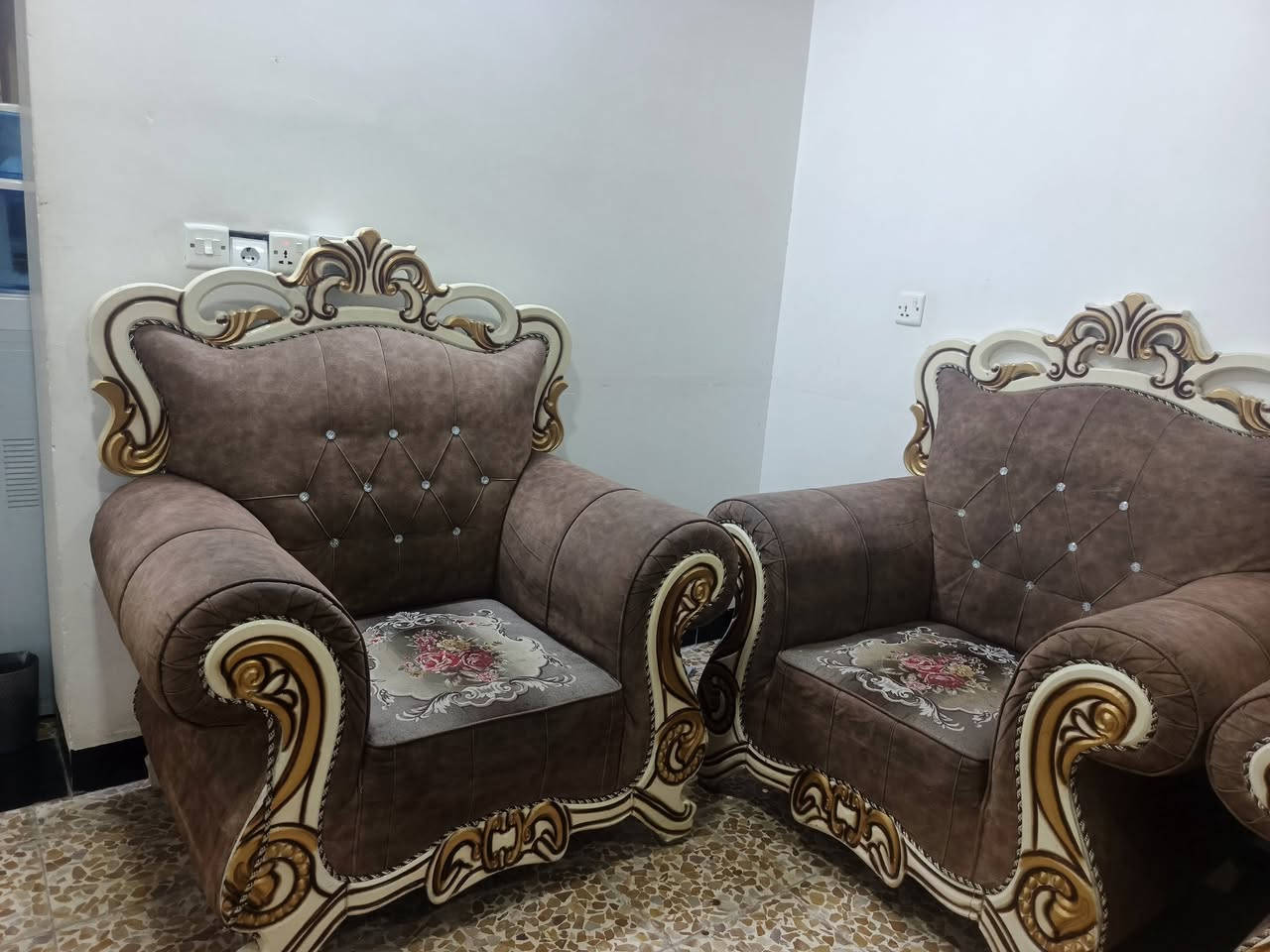 يوجد لدينا ديوان مملكي قطعتين كبيرة
وواحدة وسط
واثنين صغيرة السعر النهائي ٣٥٠ فقط التواصل على الصفحة
او على الرقم ‏‪***********‬‏

