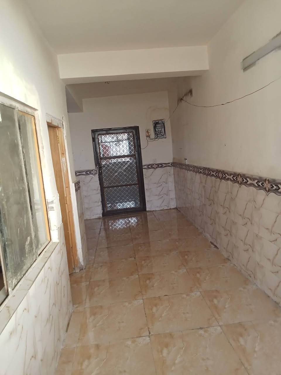 شقة سكن شباب طلاب موضفين قرب باب المعظم
غرفتان نوم ومطبخ وخدمات مثل ما موضح بالفديو والصور 
سخان + ماطور ماء + بوستر + خط مولد + خط انترنت . 
ايجار 500 
العنوان شارع شيخ معروف قرب تقاطع شارع حيفا وشارع  6 العلاوي

واتساب حصرا غير متواجد على الفيس 
***********
