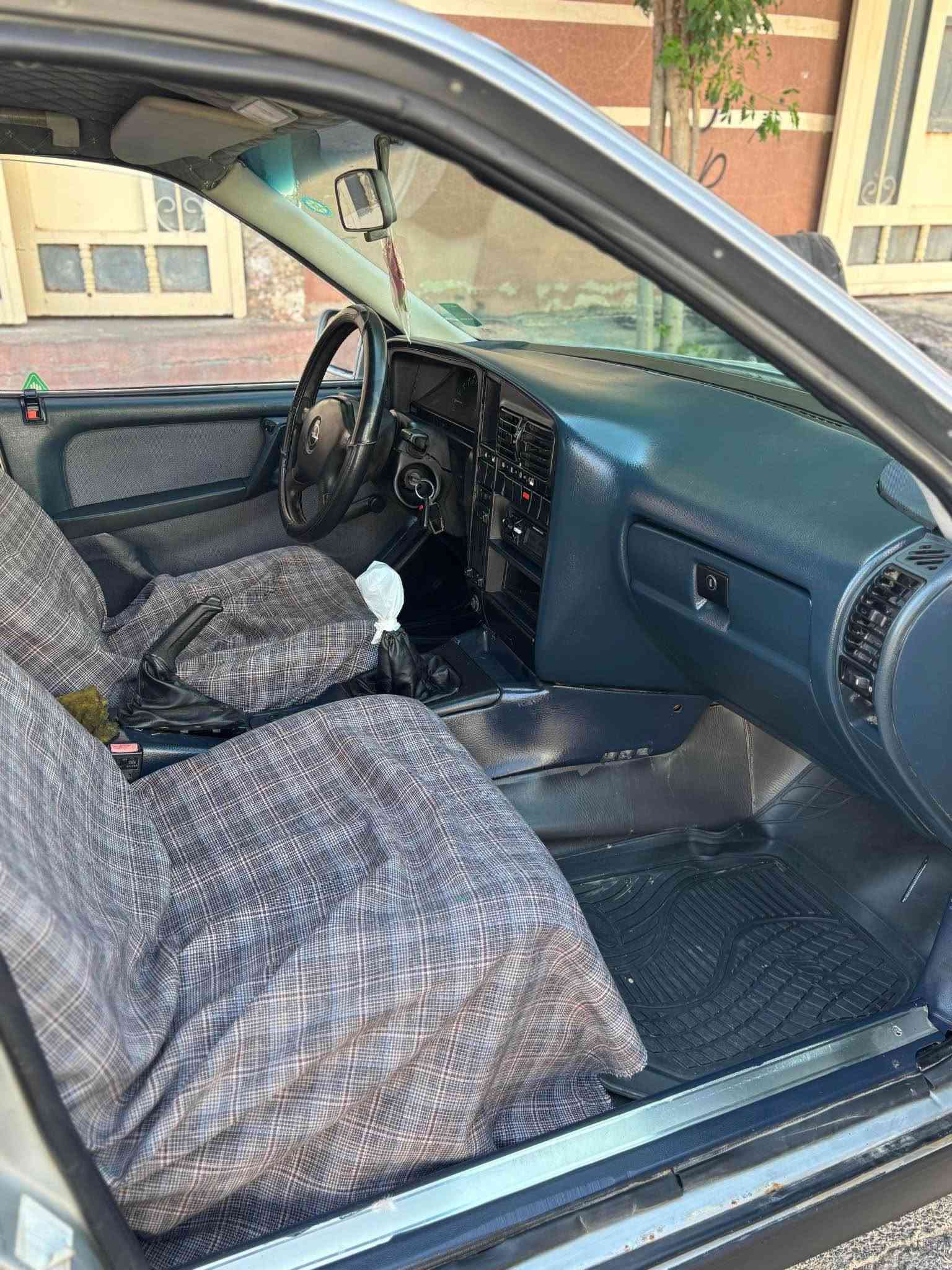 اوبل اوميكا موديل 1991 🚗***********
حجم محرك20 كيرومحرك بشرط صدر جديد
كهربايت شغال كامل بدون نقص سعرها 43 
كلير عام جمالية لون سلفر رقم كركوك مشروع وطني لحد 2030 بيها كوبون بنزين شرط تحويل كركوك, العراق
