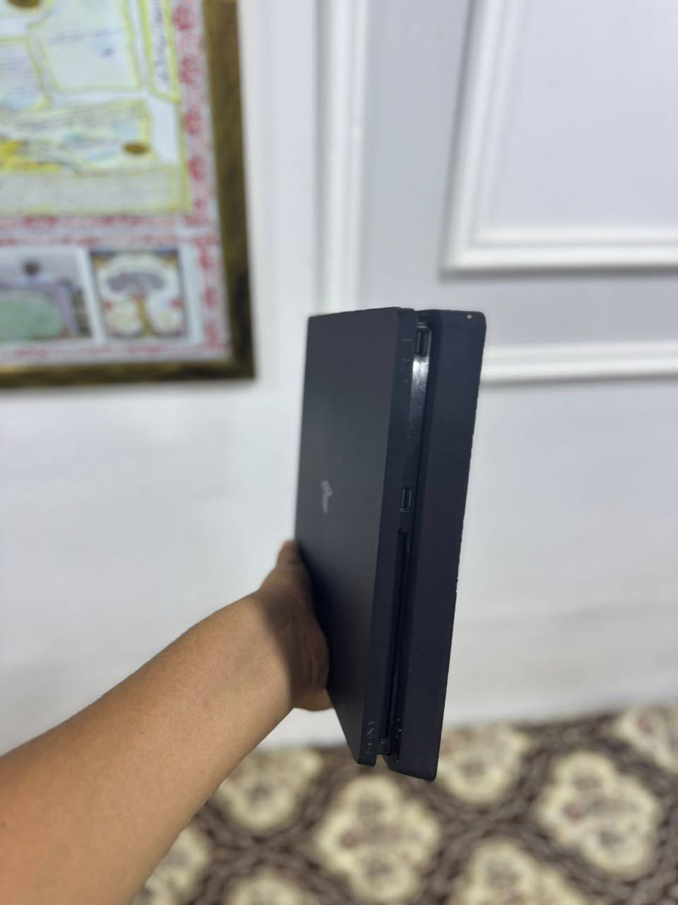 السلام عليكم 
بلي 4 نوع سليم 
الذاكره (480 گيگا) 
بي 10 العاب 
يجي ويا يدات عدد2 مغلفات كاملات و اصلي مع الاستيكرات مالاتهن 
و كل يده لها شاحنه
الجهاز ما مفتوح و لك حق الفحص و كلشي بلادي بي مستعمل  اقل الشهر 
معا جميع ملحقاتو و سعرو 380 و بي مجال شي قليل للشراي هذا الرقم***********
