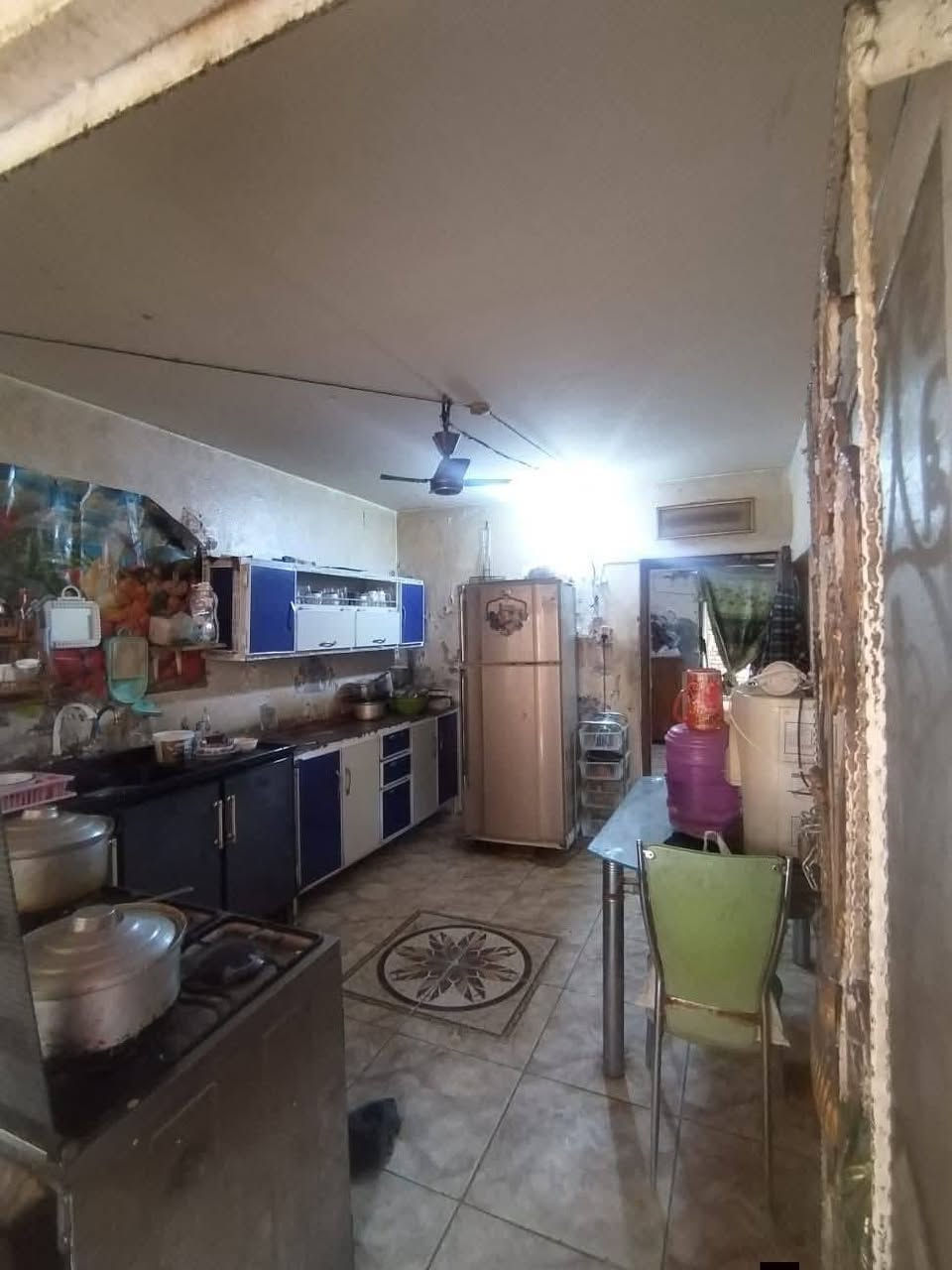 السلام عليكم دار للبيع طابو صرف باسمي
 مساحة 130 متر طابقين الطابق الأول  مطبخ غرفه نوم وصاله واستقبال وطارمه وصحيات داخليه وصحيات خارجيه ومنور ورا البيت طويل
 والطابق الثاني غرفه نوم وصحيات وصاله وسطح ومطبخ
 العنوان بابل موقعه بين المهندسين وبين الأكرمين يعني بنص منين متريد يطلعك
السعر 90 مليون وبي مجال وسعره مناسب جدا 
 للاستسفار ***********
