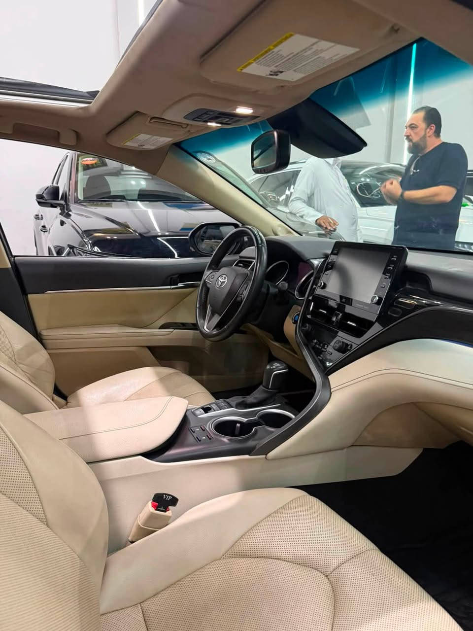 كامري 2023 "XLE plus"
حبايب مواصفات السيارة نفس مواصفات الـxse بل ضبط 
يعني هاي السيارة اعلى اعلى مواصفات بل كامري بدون اي نقص والسعر تنافسي 🔥
( الرقم للتواصل والاستفسار "نور : ***********" )
موقع السياره : اربيل داخل معرض منذر الدليمي 
مواصفات السيارة ⬇️

المواصفات الخارجية

* محرك 2.5 لتر 4 سلندر (I4)
* ناقل حركة أوتوماتيك 8 سرعات
* جنوط ألمنيوم 18 إنج
* سقف بانوراما كهربائي
* مصابيح LED أمامية وخلفية
* إضاءة نهارية LED (DRL)
* إشارة بالمرايا الجانبية
* مرايا كهربائية مع تدفئة
* حساسات أمامية وخلفية
* كاميرا 360 درجة (حسب التجهيز)
* رادار أمامي
* فتح الشنطة كهربائياً
* الدخول الذكي بدون مفتاح (Smart Key)
* تشغيل السيارة بالبصمة (Push Start)

المواصفات الداخلية

* مقاعد جلد فاخرة
* تبريد وتسخين للمقاعد الأمامية
* مقعد السائق والراكب كهربائي
* حفظ وضعية مقعد السائق (Memory)
* شاشة عدادات رقمية 12.3 إنج
* شاشة وسطية 12.3 إنج
* عرض المعلومات على الزجاج الأمامي (Head-Up Display)
* شاحن لاسلكي
* Apple CarPlay وAndroid Auto
* نظام صوتي JBL (حسب الفئة)
* تحكم بالمكيف ثنائي المناطق
* إضاءة داخلية محيطية
* مقود جلد متعدد الوظائف
* مثبت سرعة راداري ذكي

أنظمة الأمان

* Toyota Safety Sense
* رادار مانع التصادم الأمامي
* تحذير الخروج عن المسار مع المساعدة على البقاء فيه
* مثبت سرعة متكيف (Adaptive Cruise Control)
* مراقبة النقطة العمياء (Blind Spot Monitor)
* تنبيه حركة المرور الخلفية (Rear Cross Traffic Alert)
* قراءة إشارات المرور
* مساعد الإضاءة العالية
* نظام الثبات الإلكتروني
* نظام منع الانزلاق
* 10 ايرباكات
