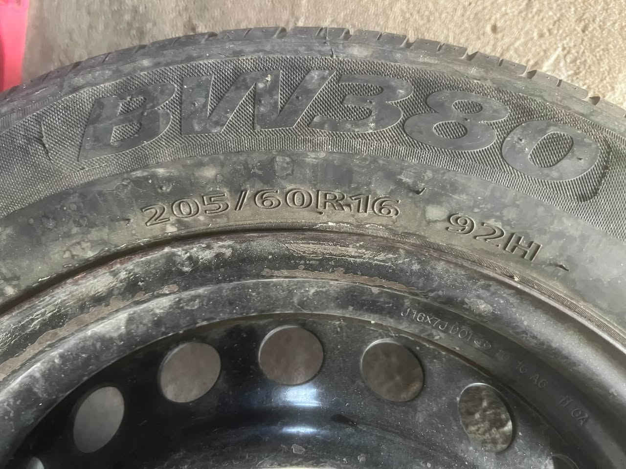 ويل اسود مع تايرات نضاف كلش 
سعرهن 250
للاستفسار ***********
