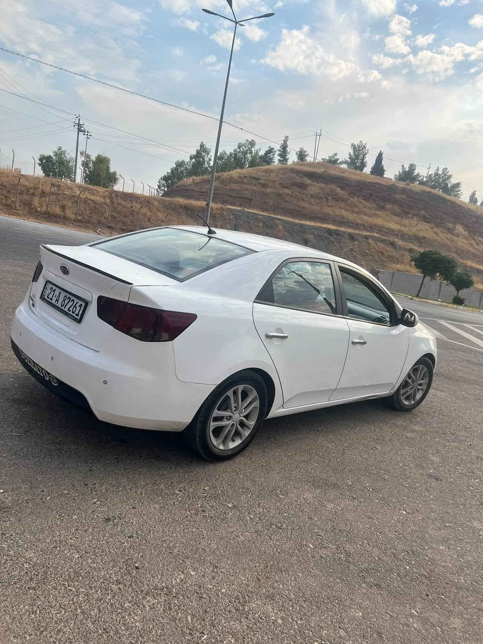 سیراتو مۆدیل ٢٠١١
یەک دەرگای بۆیاغە بەبێ داخیل دەرگای سەکنیش کەمێک کارتی هەیە وێنەکەیم داناوە ، رقەم سلێمانیە سەنەوی نوێیە تا ٢٠٣١ بەناوی خۆکە مەکینەی نەکرایتەوە گێڕ و مەکینە بەشەرت وەکالە و بەناو کردن بەشەرت سعری ٨٩ مەجالێکی کەم.***********
