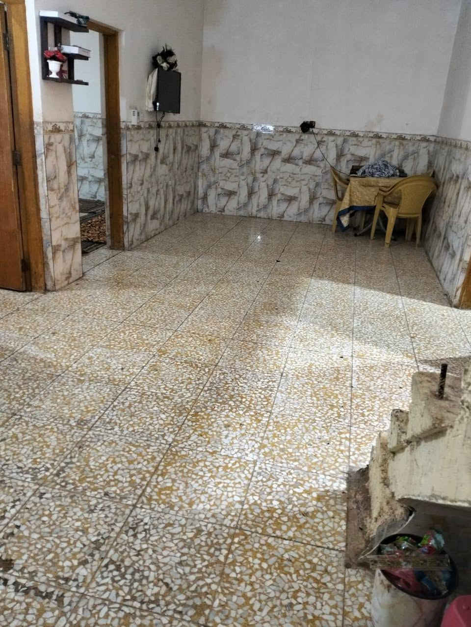 سلام عليكم بيت للبيع زراعي مساحه350 مكان محاويل بدع الكبير يم معمل زمزم سعر  خاص مي رسلاه كهربائية موجوده مو الده حي موجوده محوله قريبه حيل 500 متر عن شارع حله بغداد رقم الهاتف ***********
