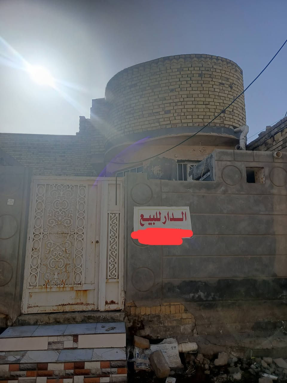 سلام عليكم بيت للبيع طولاني 5في 20 بسيديه رقم العقاري 1937 بيت طابقين الطابق الاول بي غرفه وصاله ومطبخ حار ومطبخ بارد وستقبال وحمام داخلي وصحيات خارجيات والطابق الثاني غرفه وصاله وغرفه ثانيه هيكل بناءجديد الفين 2022سعر البيت خاص وبخدمت الشراي ***********
