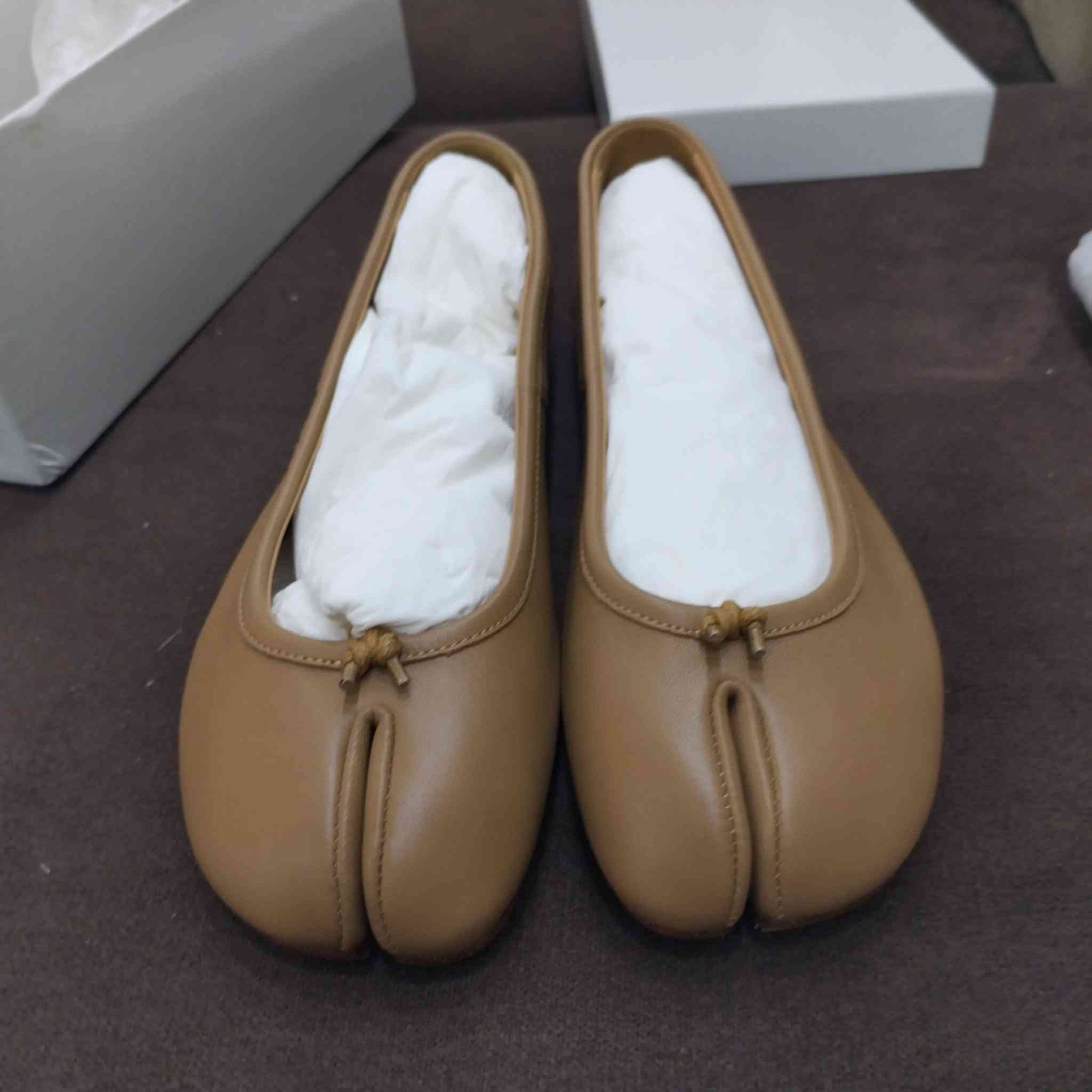 للبيع: حذاء ماركة ميزون مارجيلا (Maison Margiela Tabi) أصلي وجديد
✨ فرصة مميزة! حذاء فاخر أصلي بتصميم فريد وعصري، جديد كلياً لم يُستخدم وبحزمته الأصلية.
المواصفات:
 * الماركة: ميزون مارجيلا (Maison Margiela)
 * الموديل: تابي سكاربي باسي (Tabi Scarpe Basse)
 * اللون: جملي / بني فاتح
 * المقاس: 38 أوروبي
 * الحالة: جديد تماماً (مع الصندوق الأصلي)
 * السعر الأصلي على الصندوق: 490 يورو
💬 للاستفسار وتفاصيل السعر أو الشراء، يرجى التواصل على الخاص.
*********** واتساب
