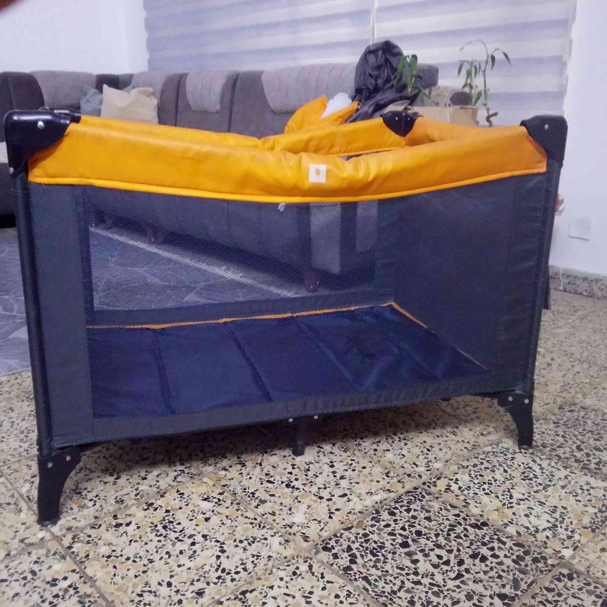 سرير اطفال • نظيف • بدون تلف