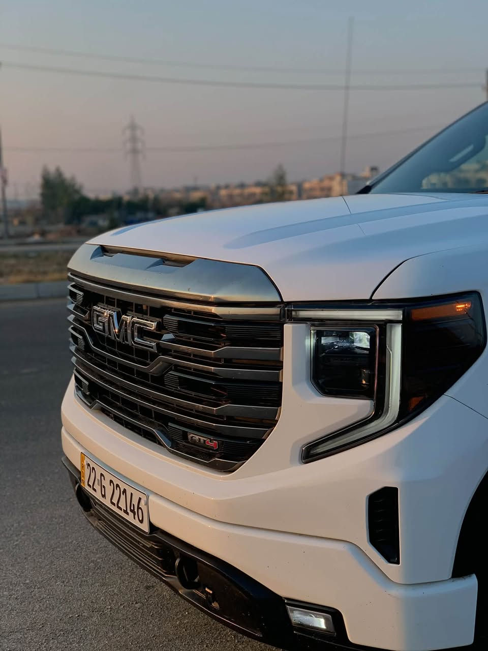 جمس سييرا 2023
V8 5.3L
ماشيه 108الف كم
لون ابيض
مقاعد قماش
عدد المقاعد ٥
كير علاق
تشغيل عن بعد
مقاعد تدفئة 
قطعه وحده والباب مبدل بلاد
السعر 340$ و بيها مجال
للتواصل واتساب ***********

