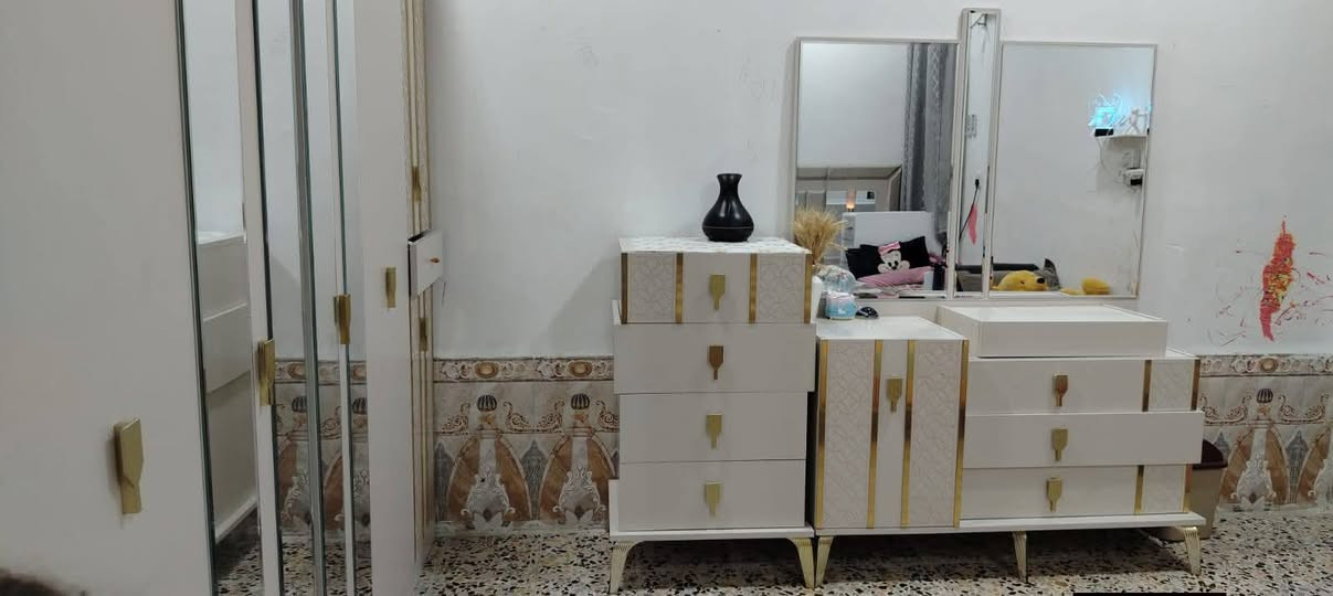 مستعجل على البيع سعر بلاش!!
غرفة تركية حديثة قبل فترة اشتريتها 9 قطع حجم ضخمة ...
المكان النجف الاشرف حي ميسان 
الرقم : ***********
حتى الجرباية جك مخزن داخلي بيهة ...
