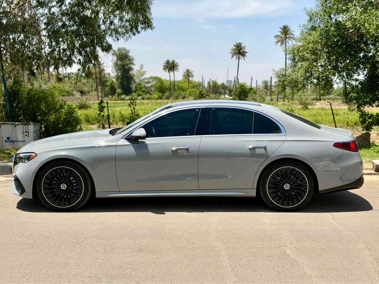 مارسدس e350 2025 فول مواصفات 
الون سمنتي 
حادث السيارة كلش خفيف فقط اصبعين من حافة البنيد بدون ايرباك بدون اي شي مصلح على كدة 
السيارة اعلى مواصفات 
بانوراما 
5 كامرات و كامرة للداخل 
Amg بلادي
لايت ذكي 
رادارات فول امامي و خلفي و جانبي 
3 شاشات ليكدام للسايق و وسطية و للصدر 
مقاعد كهرباء فول 
السيارة مضللة و وياها كتاب مال تضليل صالة يومين من سويتة  80 بالمية 
قيادة ذاتية 
صندوك كهرباء و شفط 
اوتو بارك تطبك من وحدهة 
اليدان مال بوب شفط 
ماشية 2000 فقط زيرو السيارة 
رقم اربيل باسمي 
السيارة اعلى مواصفات بالمارسدس
مكان السيارة بغداد 
السعر 61 الف دولار 
للاستفسار *********** بغداد, العراق
