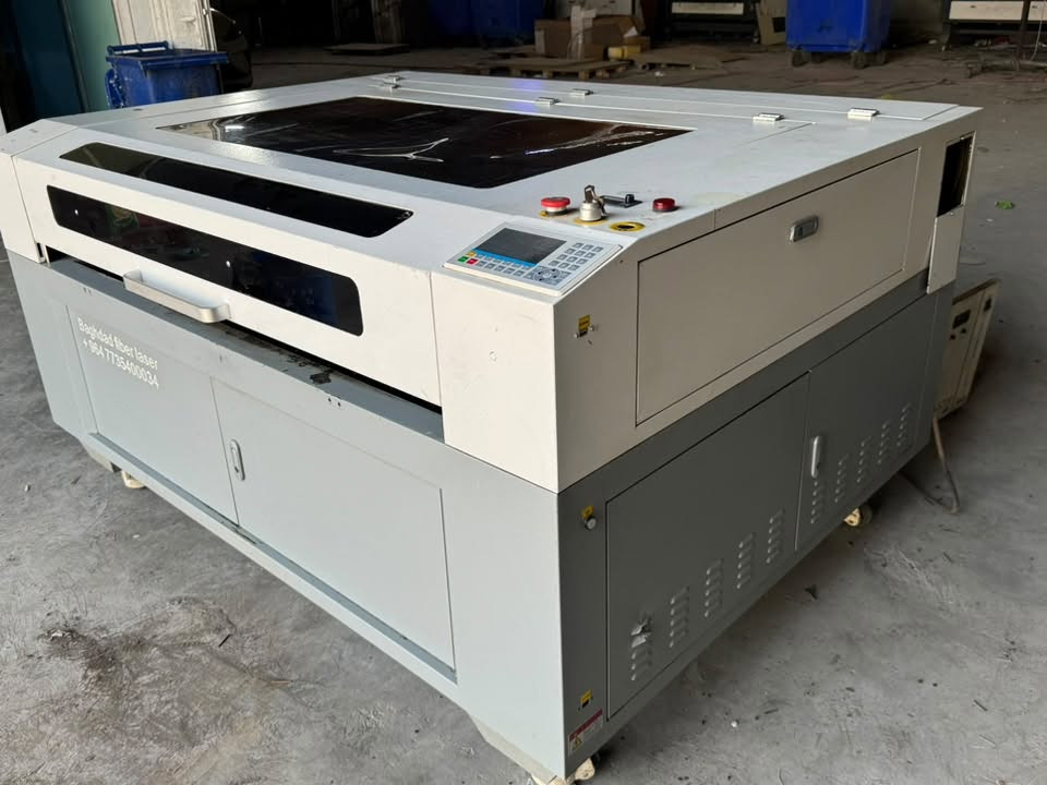 #للبيع
مكينة co2 ليزر 
قياس 130*90
تيوب جديدددد مشتغل ساعه وحده 130W
بور سبلاي 150W نوع ZYE الاصلي ابو الشاشه مال الموده 
Z شغال 
شياش + خليه شبكه 
كامله شغاله للاخير اي خلل او عطل مابيه 
قوايش جديده 
عدسه + مرايا جديد كله 
بلور الاصلي مالته 
چلر 5200 C
المكينة بيه نقص فقط چكات مال باب فقططط 
باقي كله شغال تجي تشغل تفحص قبل متاخذه

مكان بغداد ابو غريب 
السعر 5.500.000 
5 ونص ميلون
***********

نص مكتوب في الصور:
- Baghdad fiber laser
- + 964 7735400034