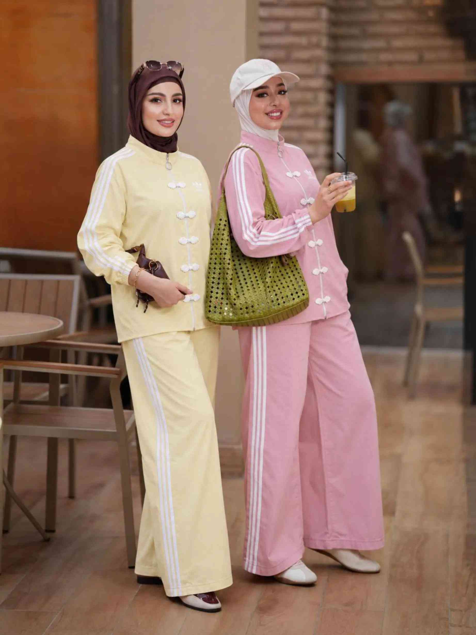 *********** � طقم رياضي نسائي بأجمل التفاصيل تصميم مميز وأنيق يجمع بين الراحة والستايل 😍 🔹 جاكيت بتفاصيل وألوان متداخلة مميزة 🔹 بنطلون واسع بخطوط جانبية أنيقة 🔹 متوفر بعدة ألوان رائعة 💚�

