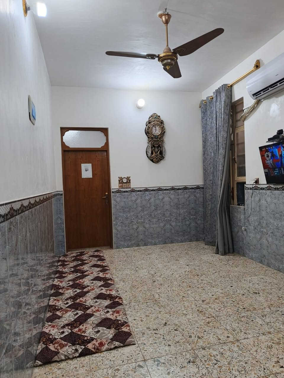 سلام عليكم بيت للبيع 100 متر منطقة 50 الف شارع المجمعات خلف مول بغداد على شارع 15 قرب المدرسه الصينيه السعر 80 وبي مجال ***********
