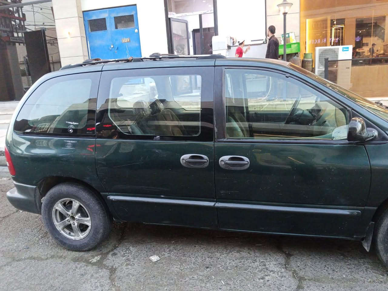 سلام عليكم سياره دوج كرفان موديل 97 محرك باجيرو3000 شرط التحويل مكان السعر 40 و بيها مجال المكان موصل رقم الهاتف *********** و خاص موجود
