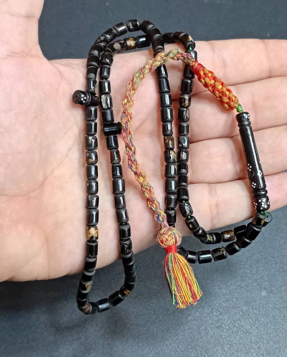 يسر قديم درجة اولىٰ الأولي، الكركوشة صوف حياكة يدوية بالكامل، قطعة متحفية نادرة. عدد الحبات ١٠١ حبة، ارجو التواصل خاص او الأتصال ***********
