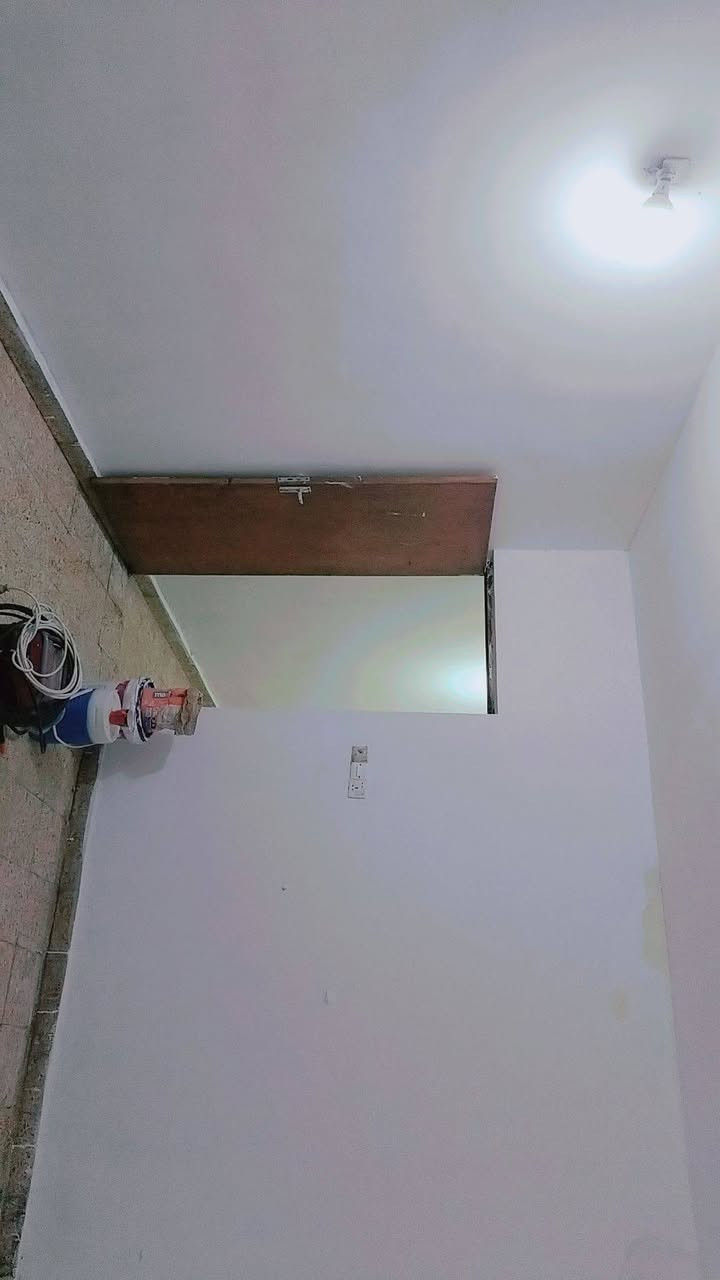 سلام عليكم
الايجار ١٠٠ متر قاط واحد غرفة نوم وحده و صاله و مطبخ كبير و تواليت منفرده حمام منور سطح بيتونه مكانه بداية الشرطة الرابعة شارعه يطل عله شهداء  يطل عله شرطه رابعه و عله فلكه شهداء الاستفسار *********** علي
