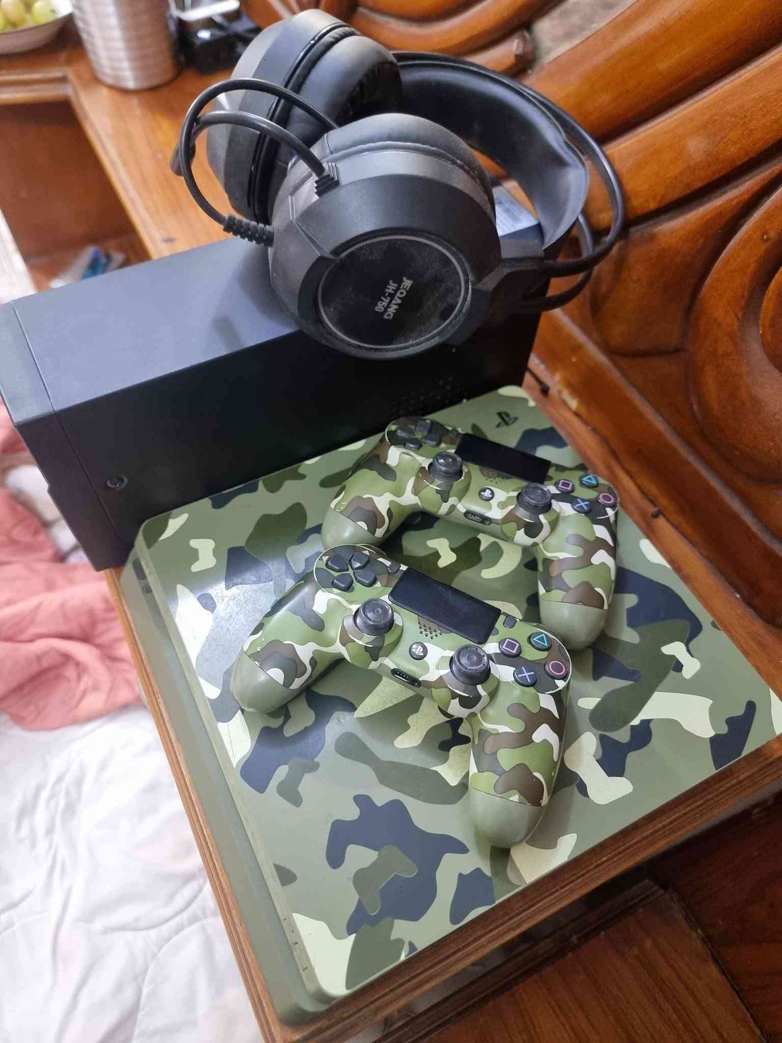 السلام عليكم 
بلي 4 سلم مهكر ps4 نظام 9 
باندل نسخه Call of duty ذاكره 1 واحد تيرا 
الجهاز نضيف جدا لوك ستيكر جويستكات اصليه
كامل ملحقات الاصليه مع UBS جديد ويحتوي ع  27 لعبه
كول اوف ديوتي بلاك اوبس 1 و 2  وباقي الألعاب 
عنوان بغداد الشعب للاتصال او واتساب ***********

نص مكتوب في الصور:
- User1 Far Cry® 6 Arabic (Mustafaa lee)
