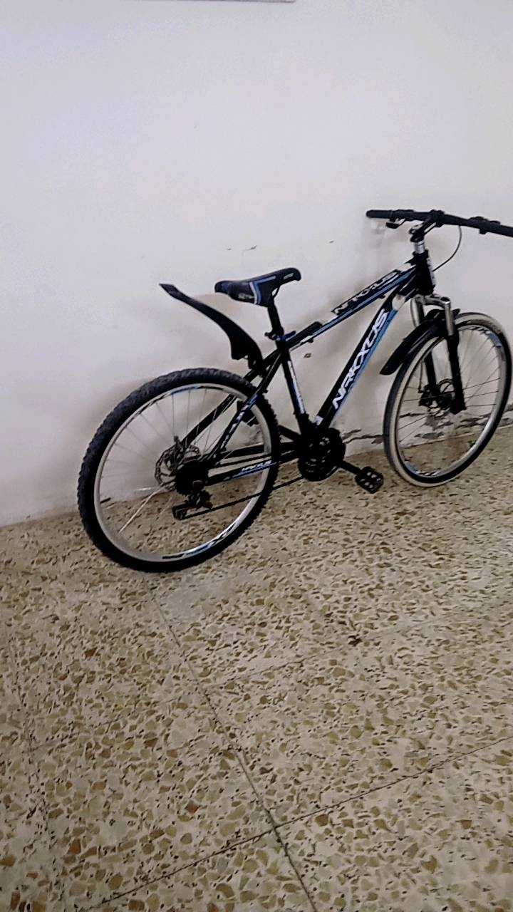 السلام عليكم بايسكل جبلي ماركة MTB دبلات أمامية شغالة العنوان الشعلة السعر 90 وبي مجال للطيبين
ممكن تكتبون الموديل/النوع بالضبط مال البايسكل؟ وإذا تعرفون المقاس شكد (مثل 26 أو 27.5)؟: 
الموديل حديث.MTB .المقاس 26
كم سرعة بيها أو شكد نمر التبديل؟ وهل الجيرات والفرامل كلها شغّالة زين لو بيها ملاحظة؟: 
سبع نمر خلفية وتلاثة امامية البريك الامامي شغال جديد الخلفي شغال
هل بيها أي عطل أو تبديل محتاجه هسه، مثل سلاسل/كفرات/جنط/شوكه؟: 
لا بس التاير ألأمامي مثل ماموضح بلصورة
شنو رايكم بالتسليم؟ تريدون استلام من الشعلة لو أكو إمكانية توصيل، وكم السعر النهائي؟: 
السعر النهائي 85 لا يوجد خدمة توصيل 