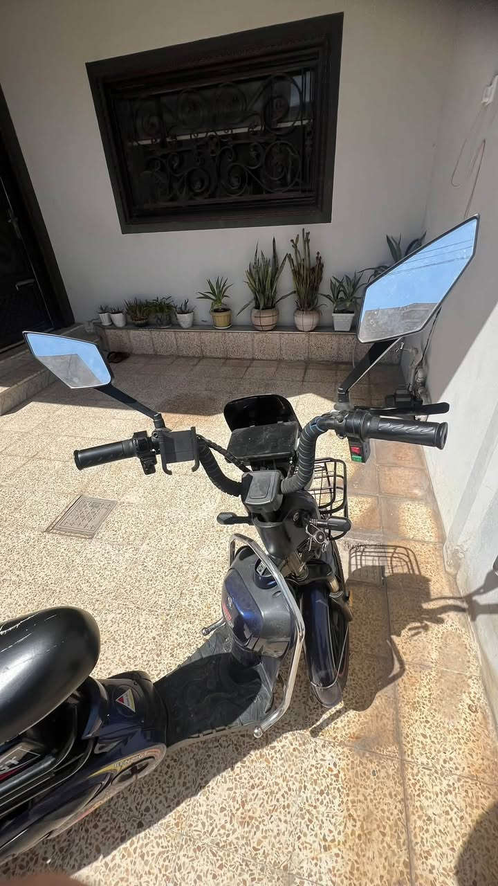 للبيع:  دراجة شحن BENZ-GT (5 بطاريات - 60V)
المواصفات: نظام 60V عزمه قوي بالصعدات، مقعدين ويه مسند خلفي، سلة امامية ، دبلات هيدروليك ودعاميات حماية.

 الحالة: نضيف وشغال .

 السعر: [325] (وبي مجال بسيط)

 المكان: [كركوك]

 للتواصل: [***********]
